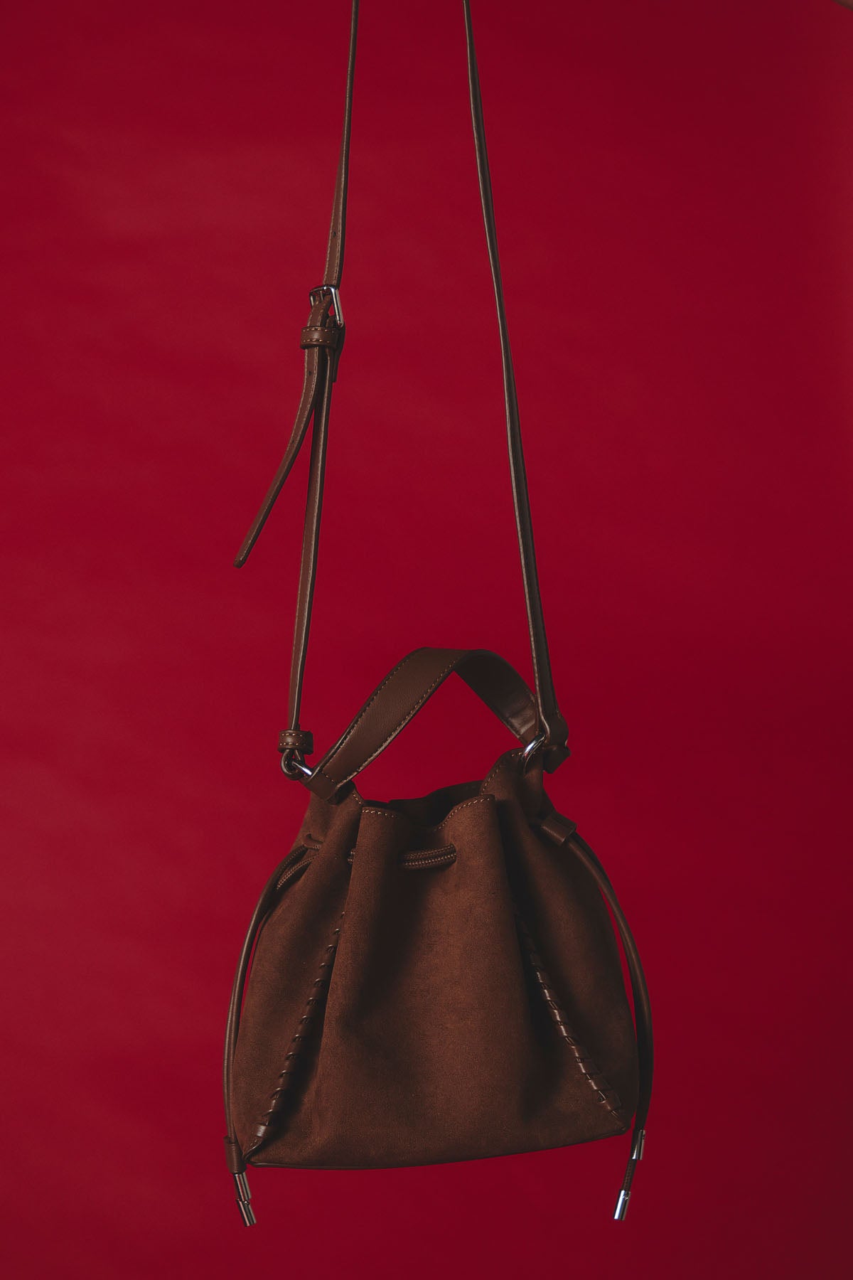 Bolso café claro con recogido para mujer