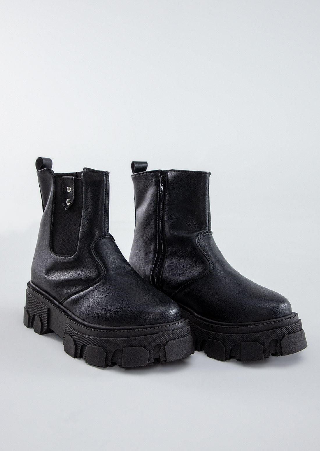 Botas negras de suela alta para adolescentes