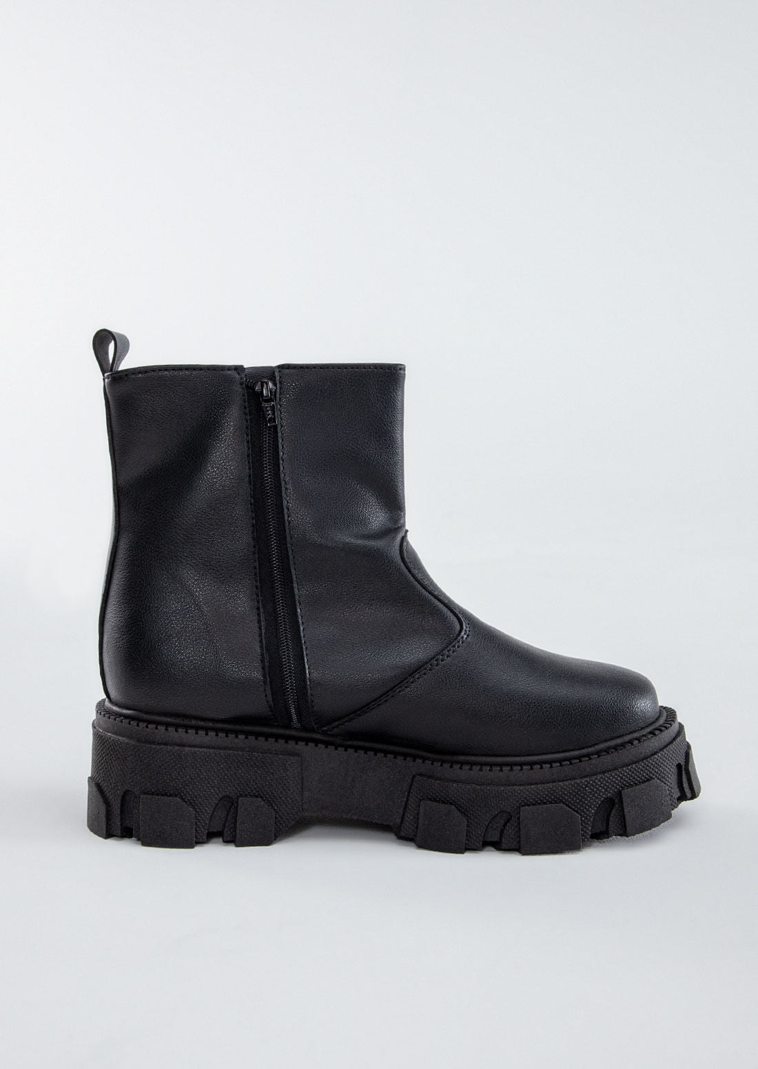 Botas negras de suela alta para adolescentes