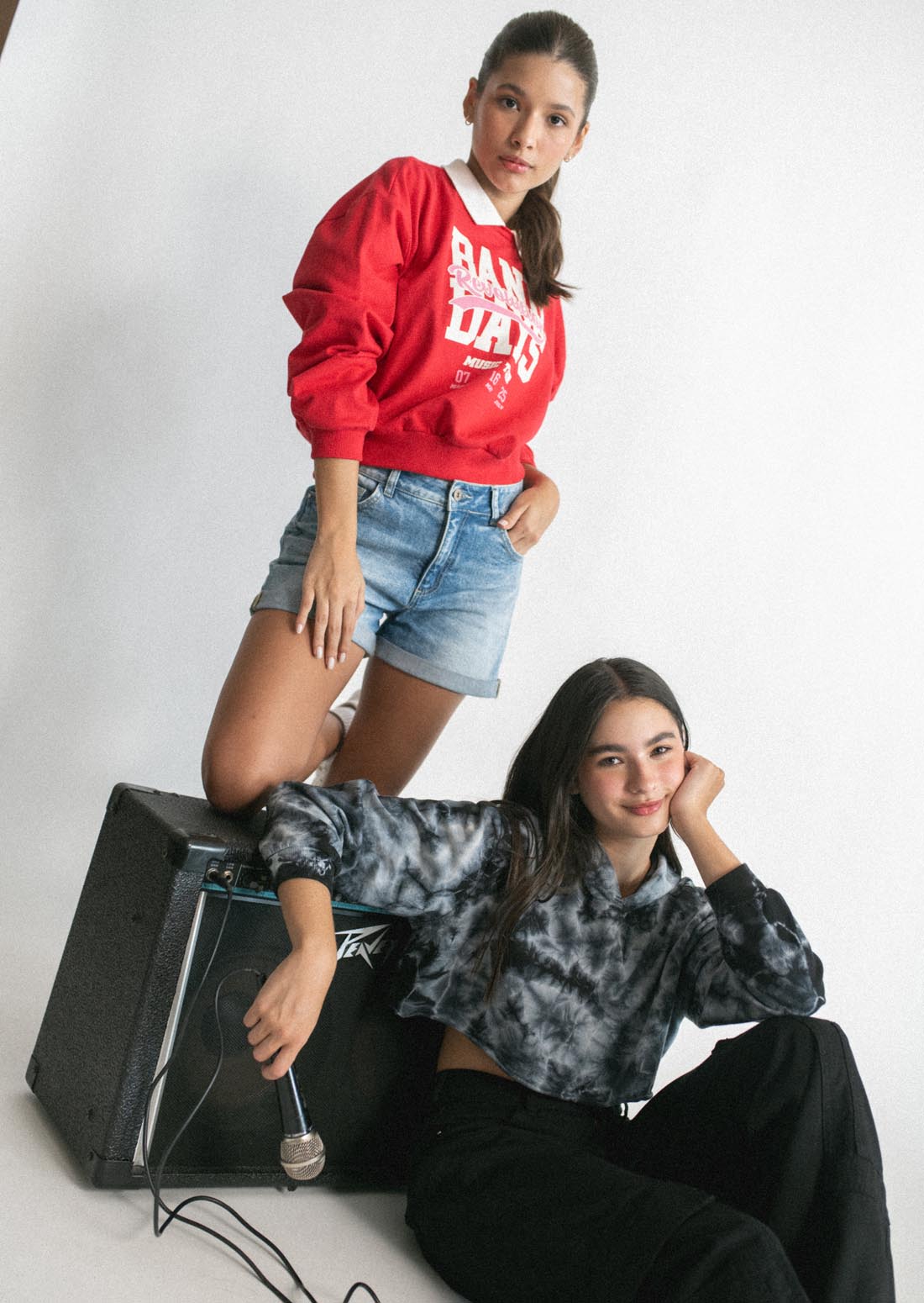Buzo rojo cuello rectilíneo para jóvenes