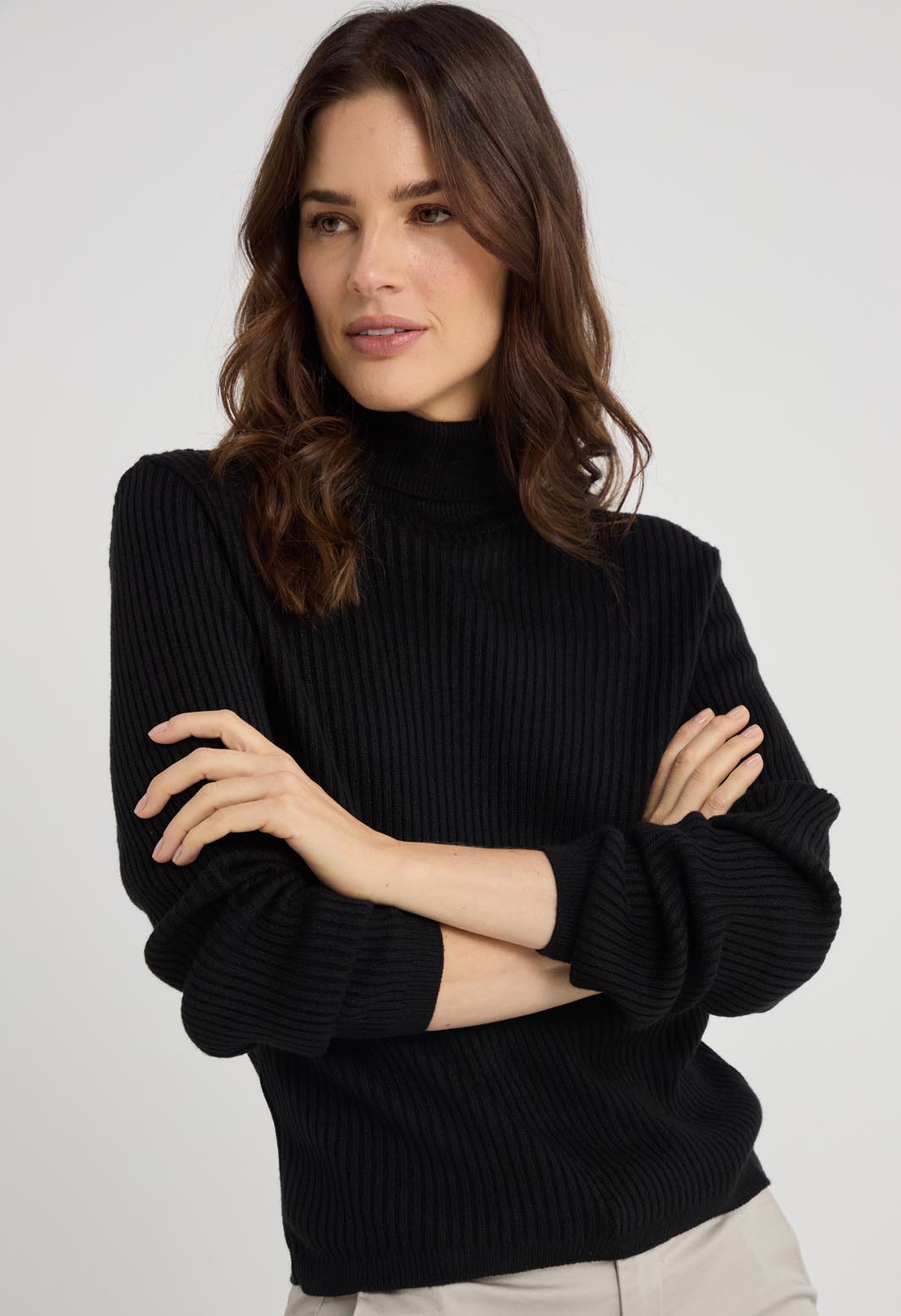 Buzo negro tejido con cuello tortuga para mujeres