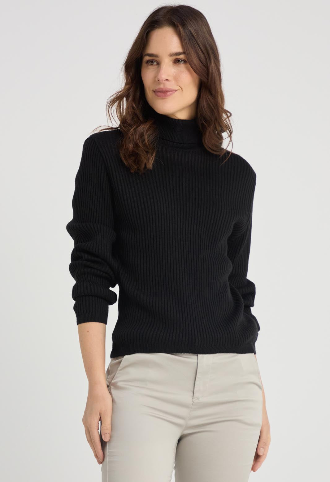 Buzo negro tejido con cuello tortuga para mujeres