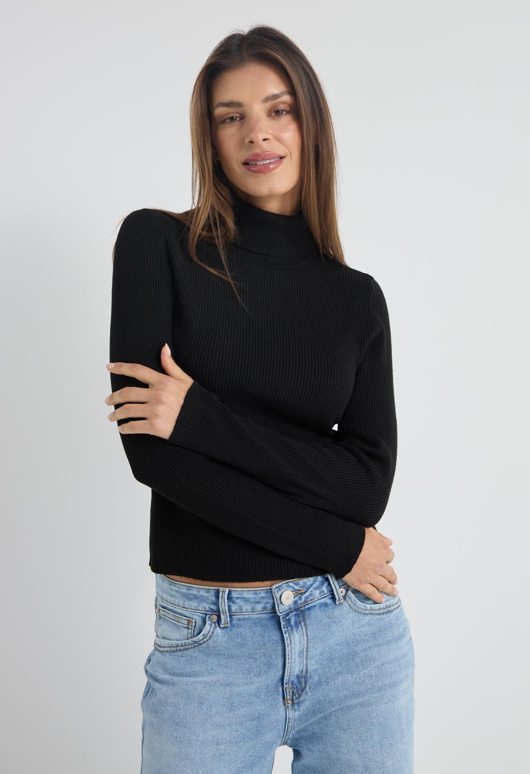 Buzo tejido negro con cuello tortuga para mujer