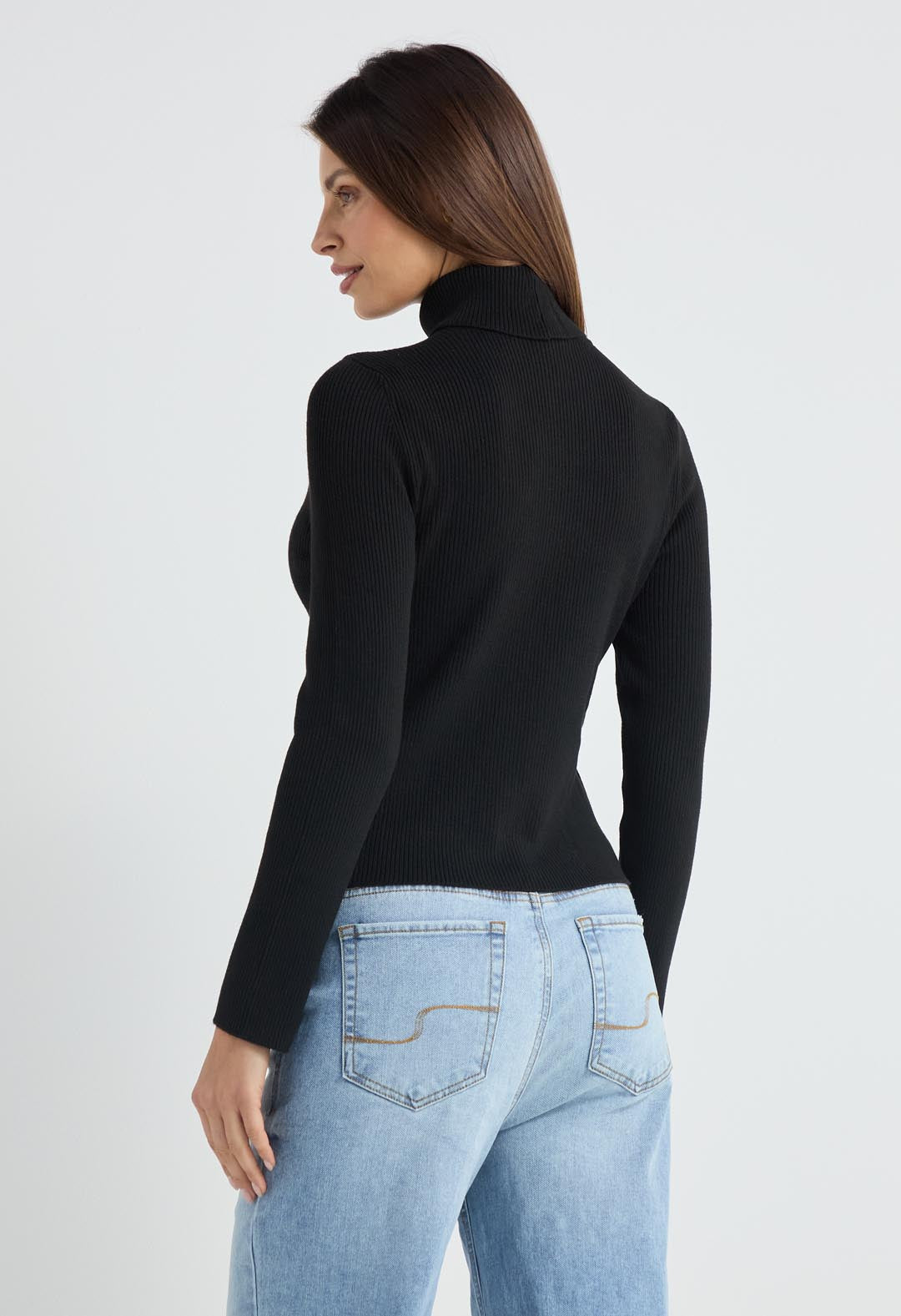 Buzo tejido negro con cuello tortuga para mujer