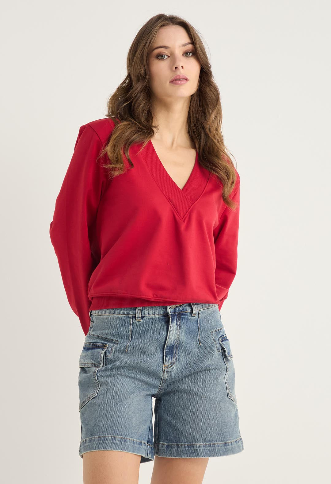Buzo rojo intenso cuello en V para mujeres