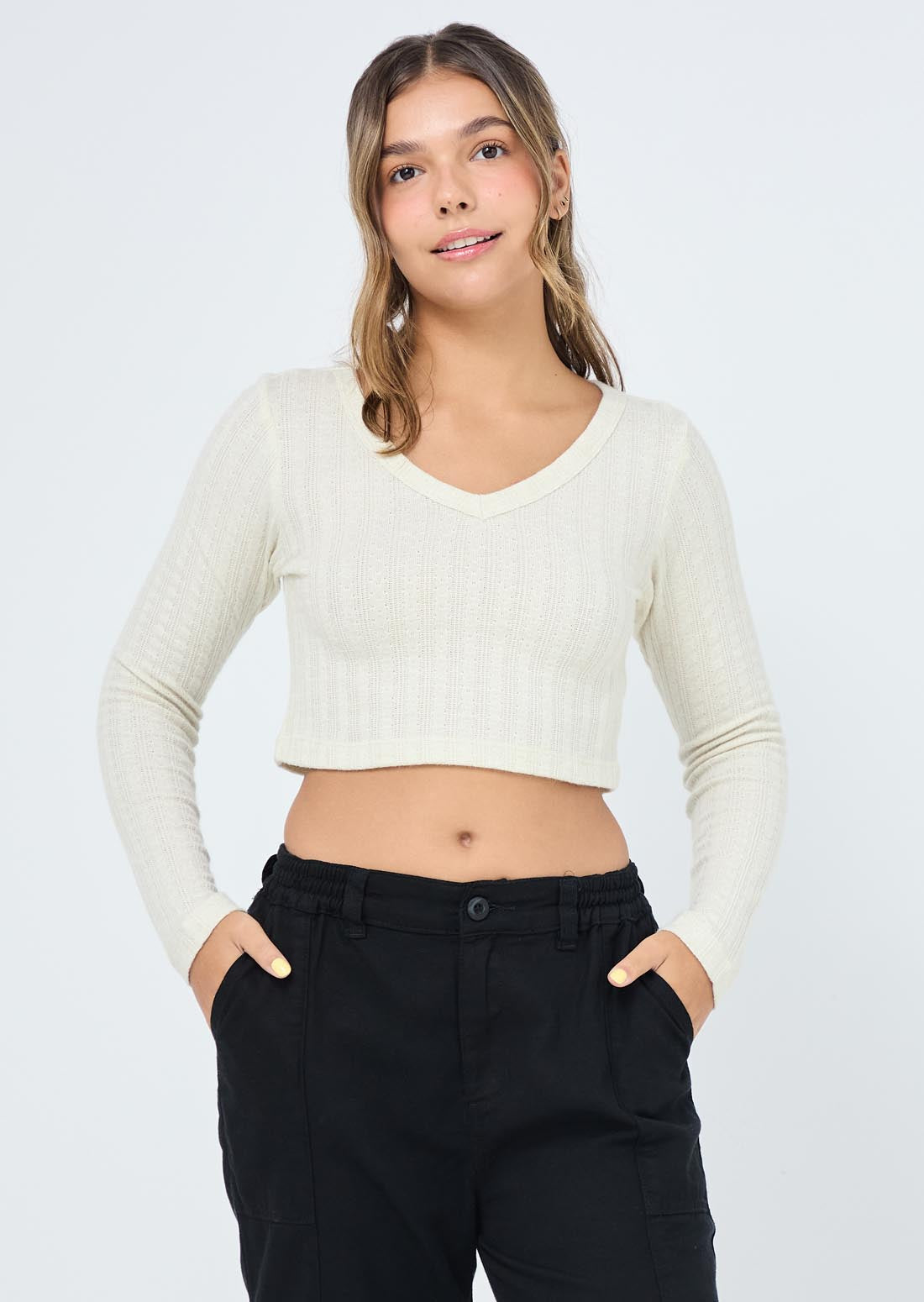 Camiseta marfil escote en V para jóvenes