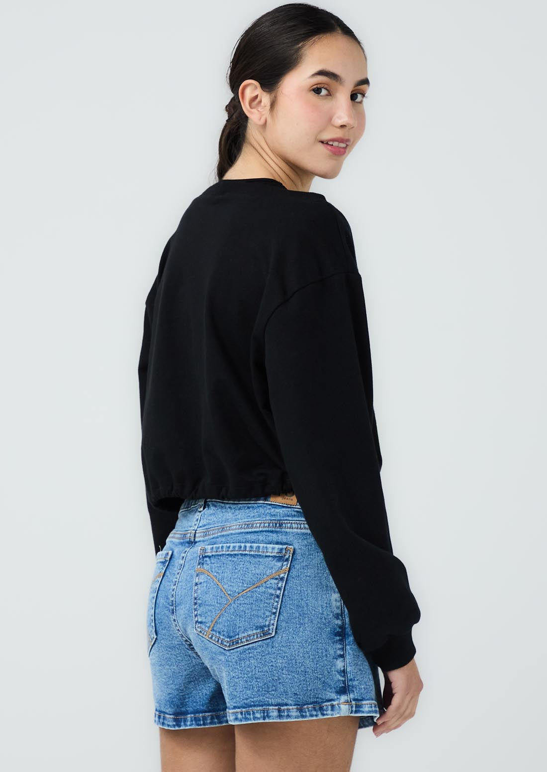 Buzo negro con frente estampado para jóvenes