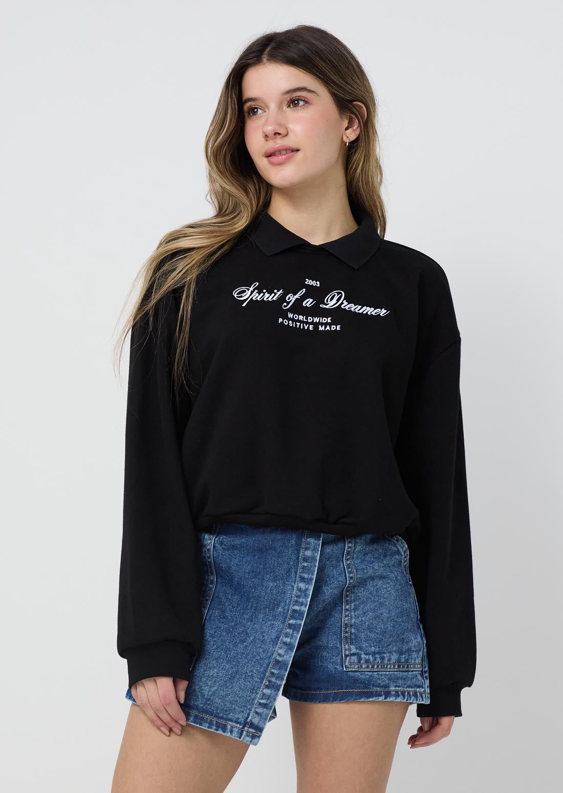 Buzo negro con cuello rectilíneo para jóvenes