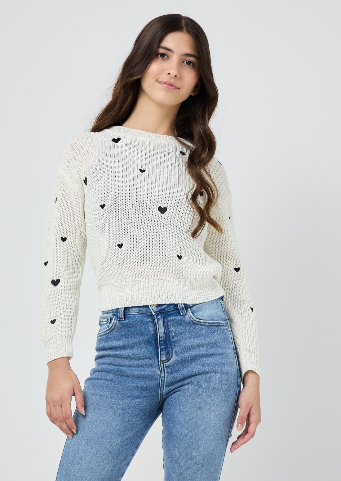 Buzo tejido marfil bordado con corazones para jóvenes