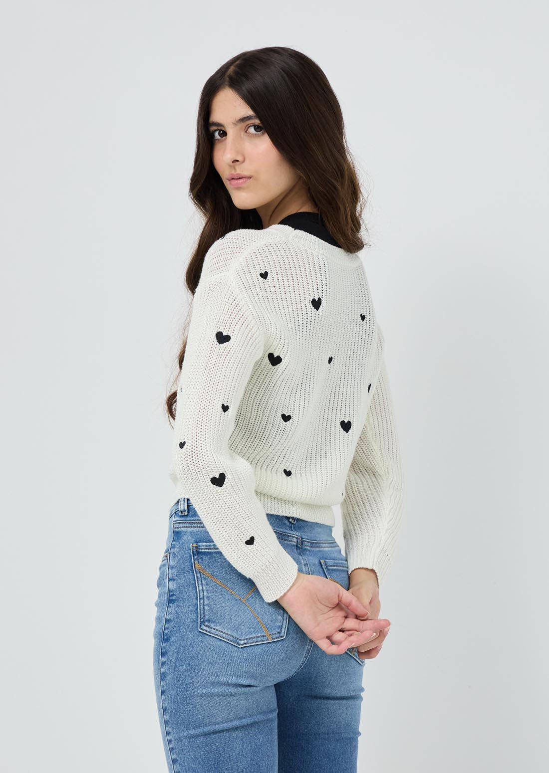Buzo tejido marfil bordado con corazones para jóvenes