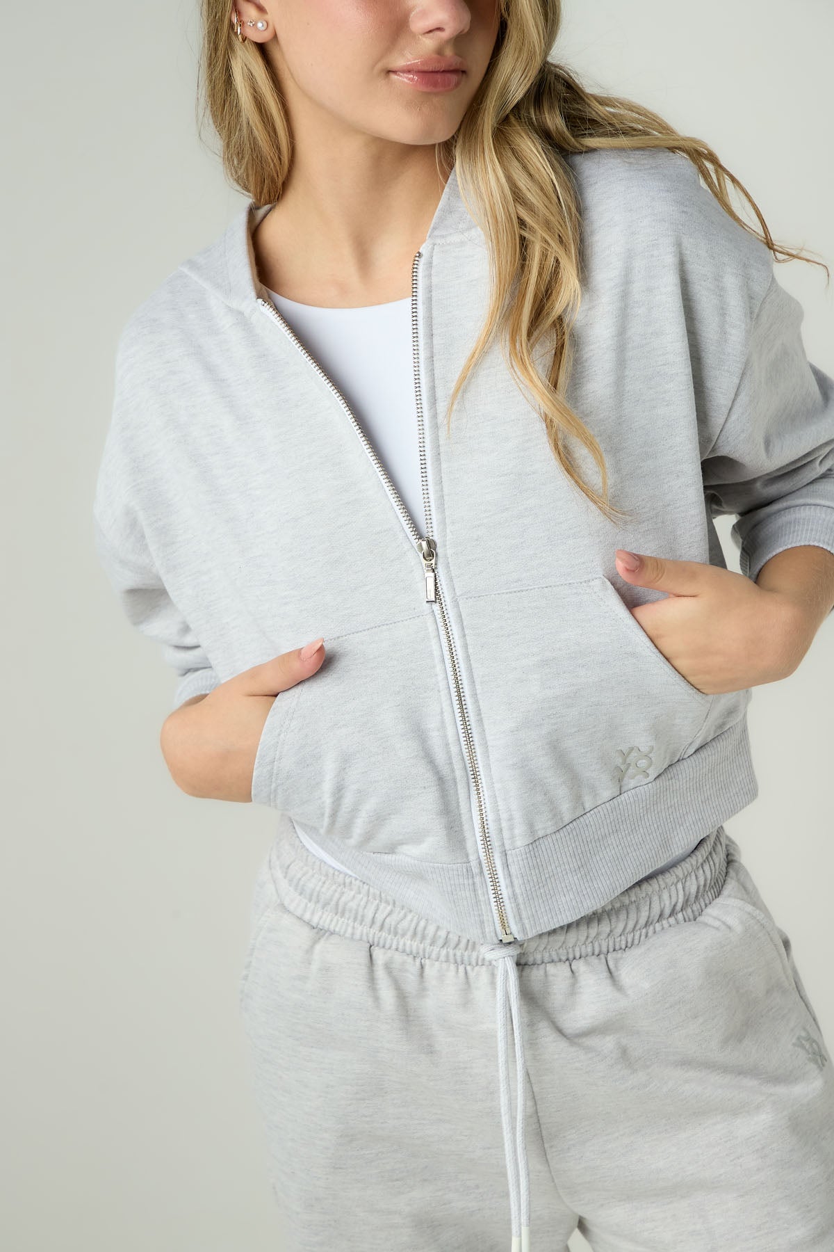Buzo gris jaspe claro con chompa para jóvenes