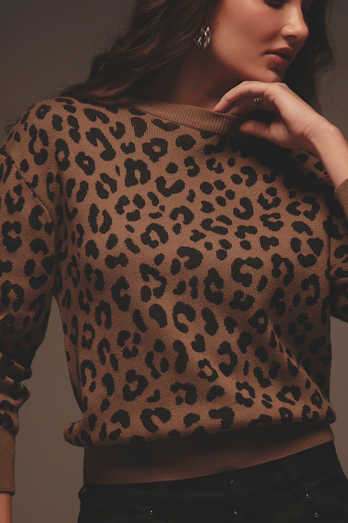 Buzo café oscuro con animal print para mujer