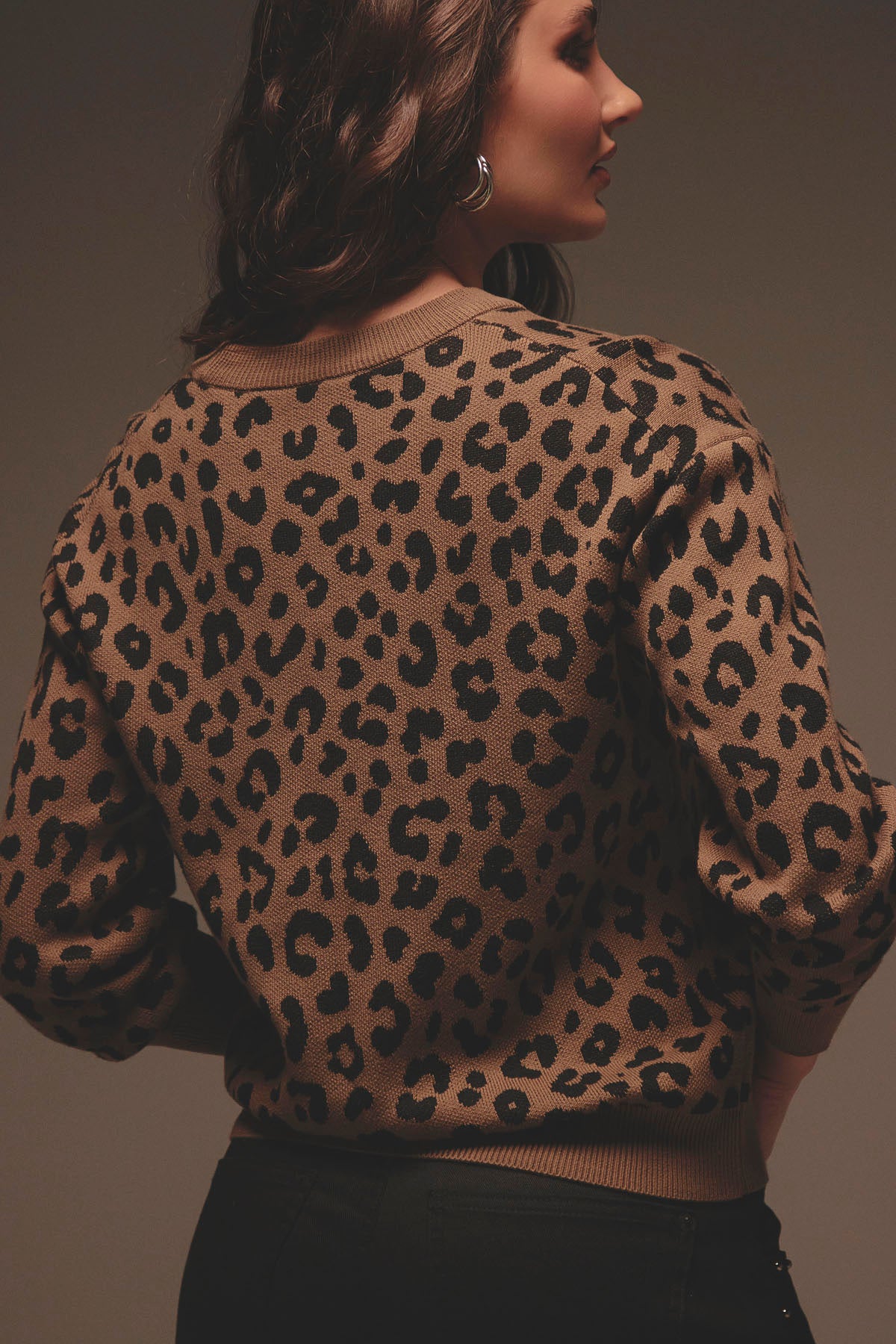 Buzo café oscuro con animal print para mujer