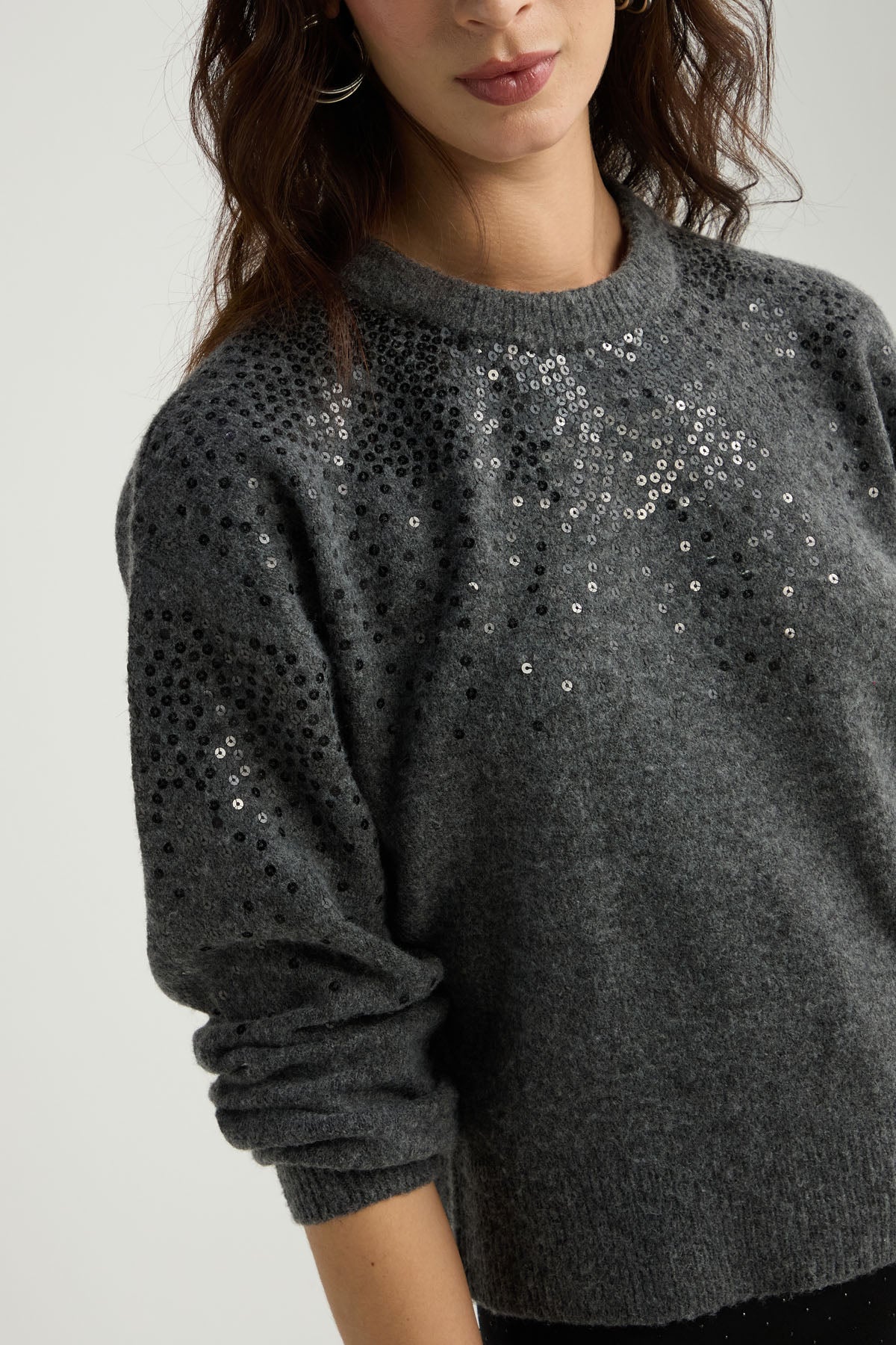 Buzo tejido gris claro con lentejuelas para mujer