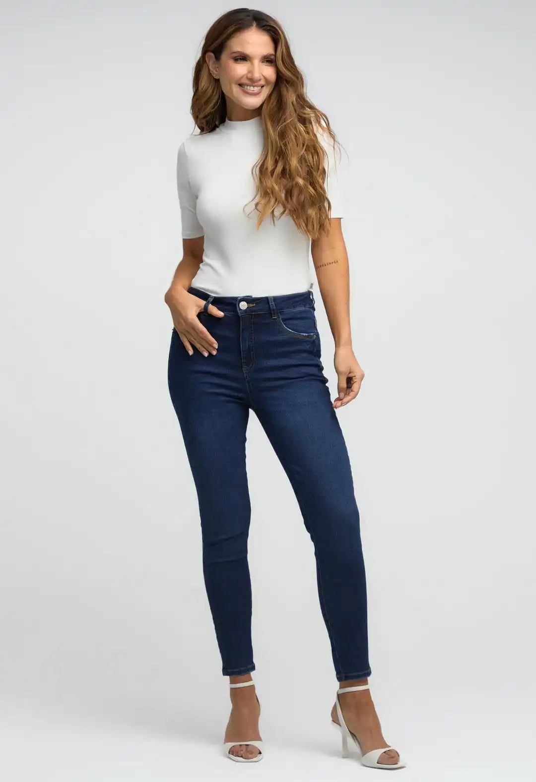 Jean levantacola oscuro detalle en bolsillo para mujeres