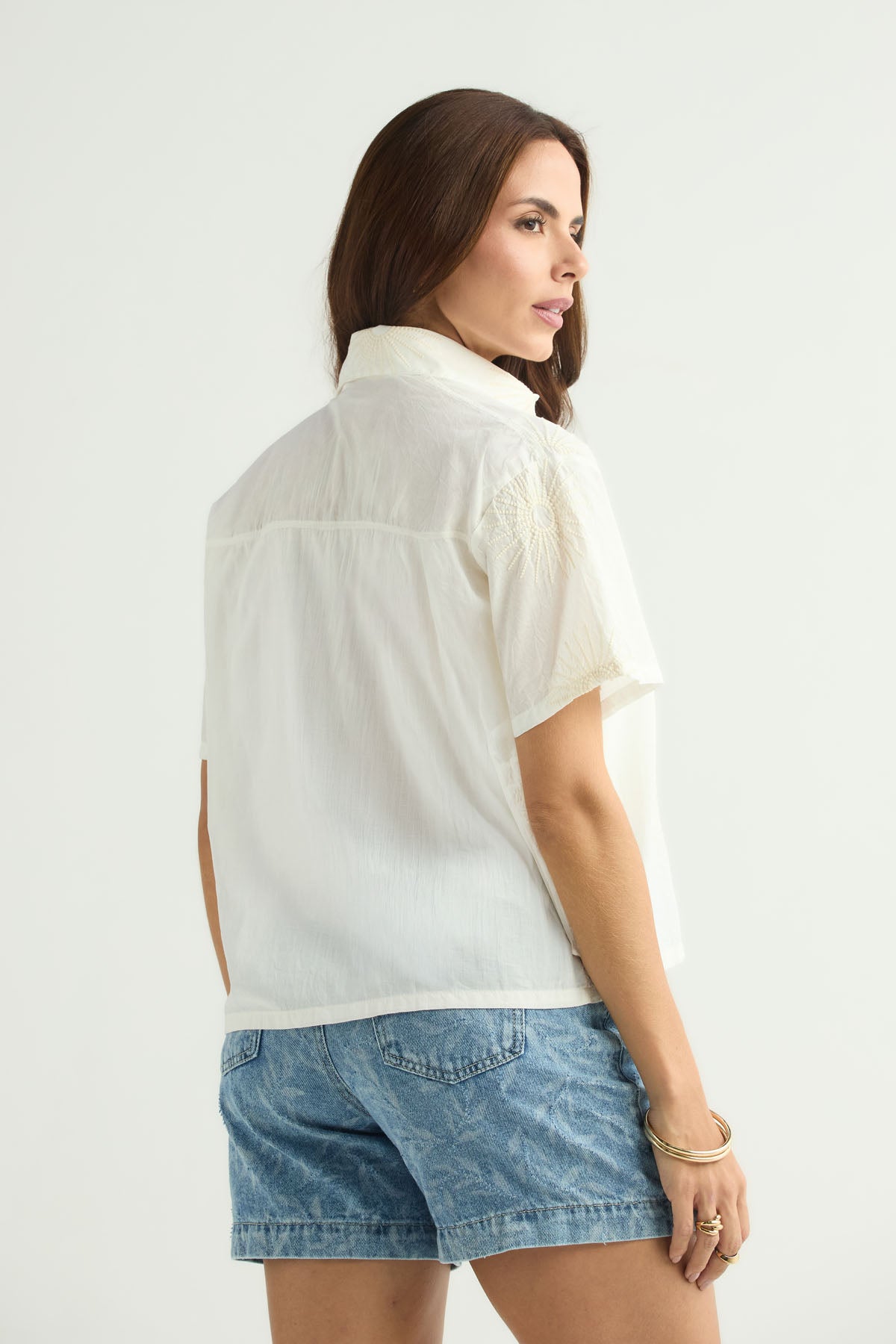 Camisa marfil de manga corta para mujer