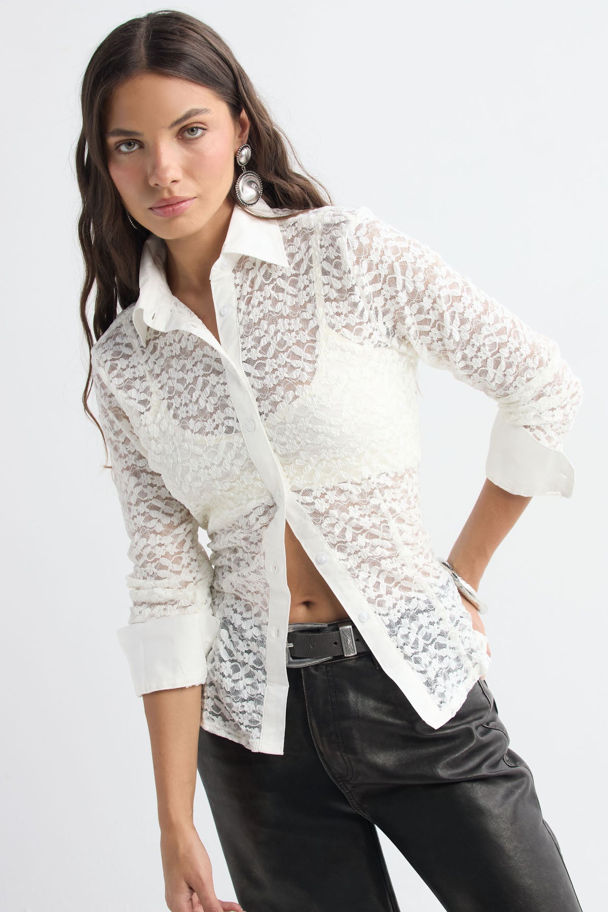 Camisa marfil con cuello sport para mujer