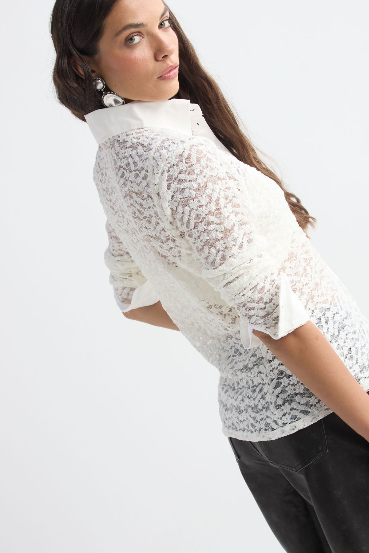 Camisa marfil con cuello sport para mujer