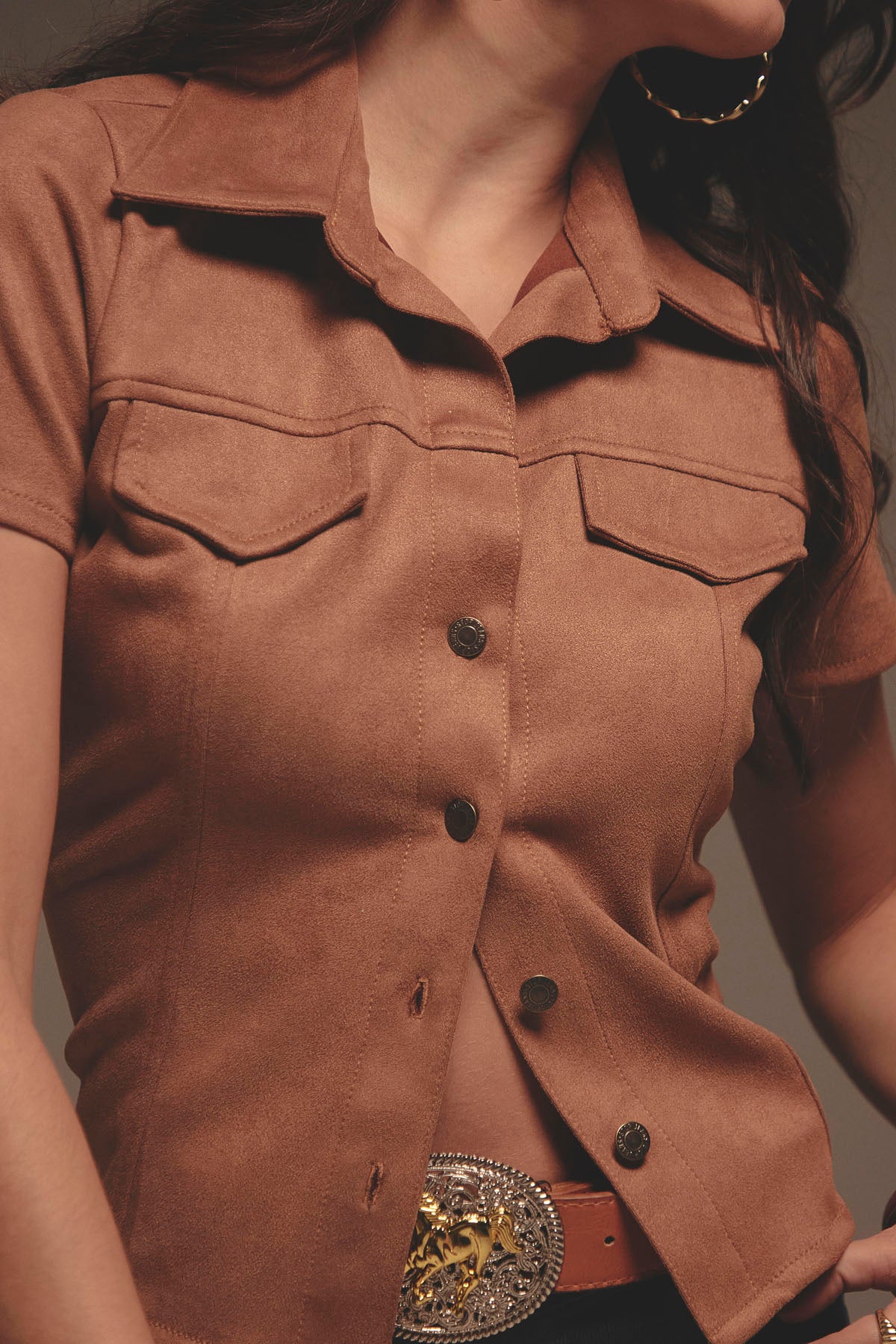 Camisa color ladrillo con corte en frente para mujer