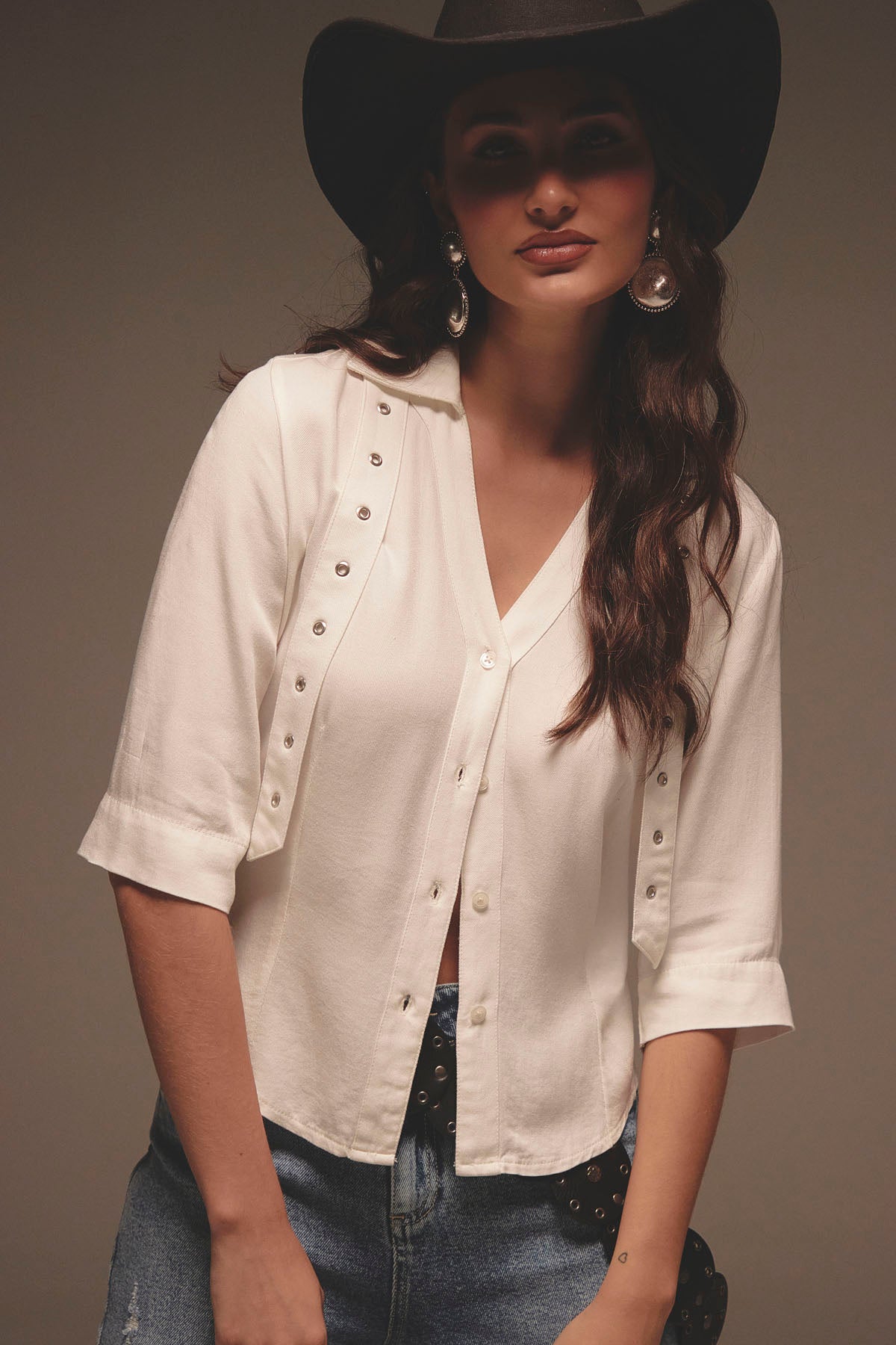 Camisa marfil con ojaletes en frente para mujer