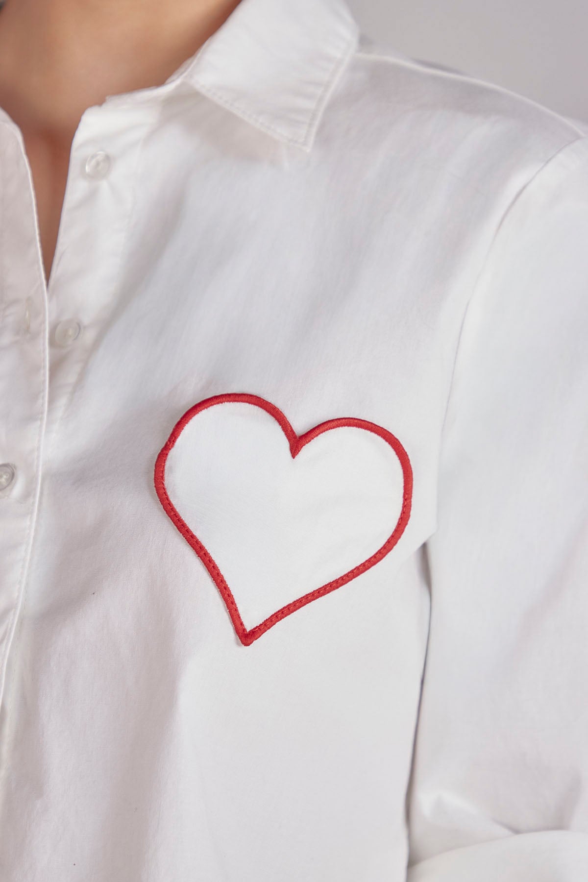 Camisa marfil con bolsillo corazón para mujer