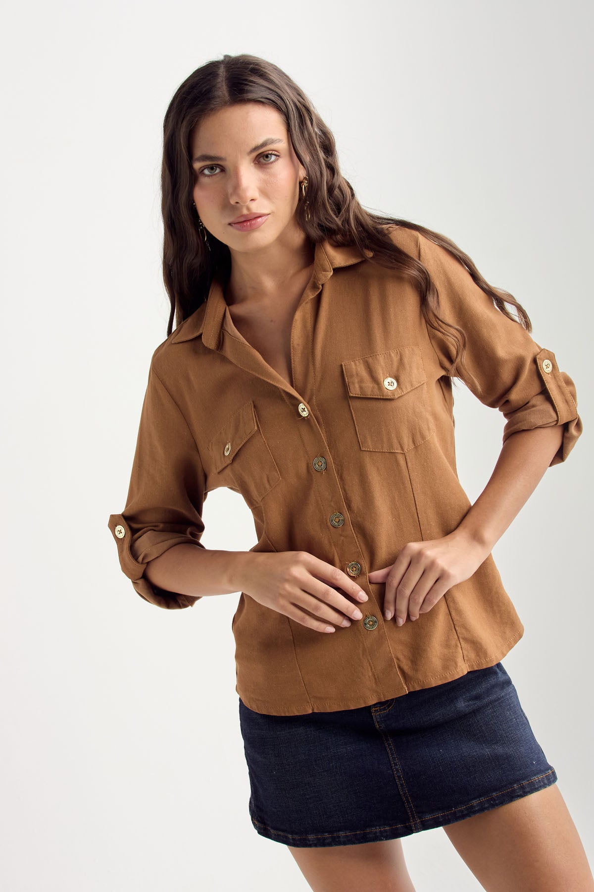 Camisa café medio con bolsillos en frente para mujer