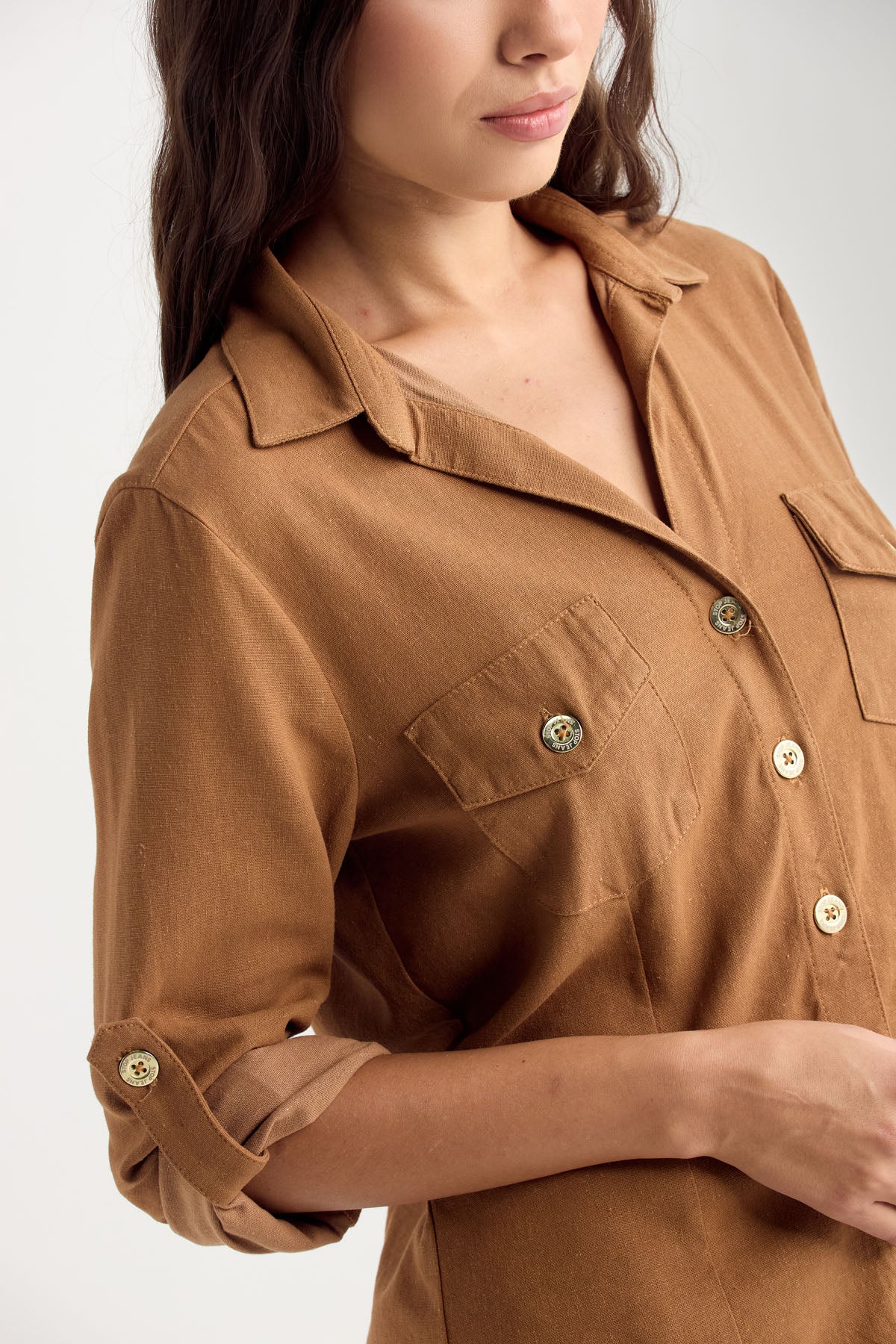 Camisa café medio con bolsillos en frente para mujer