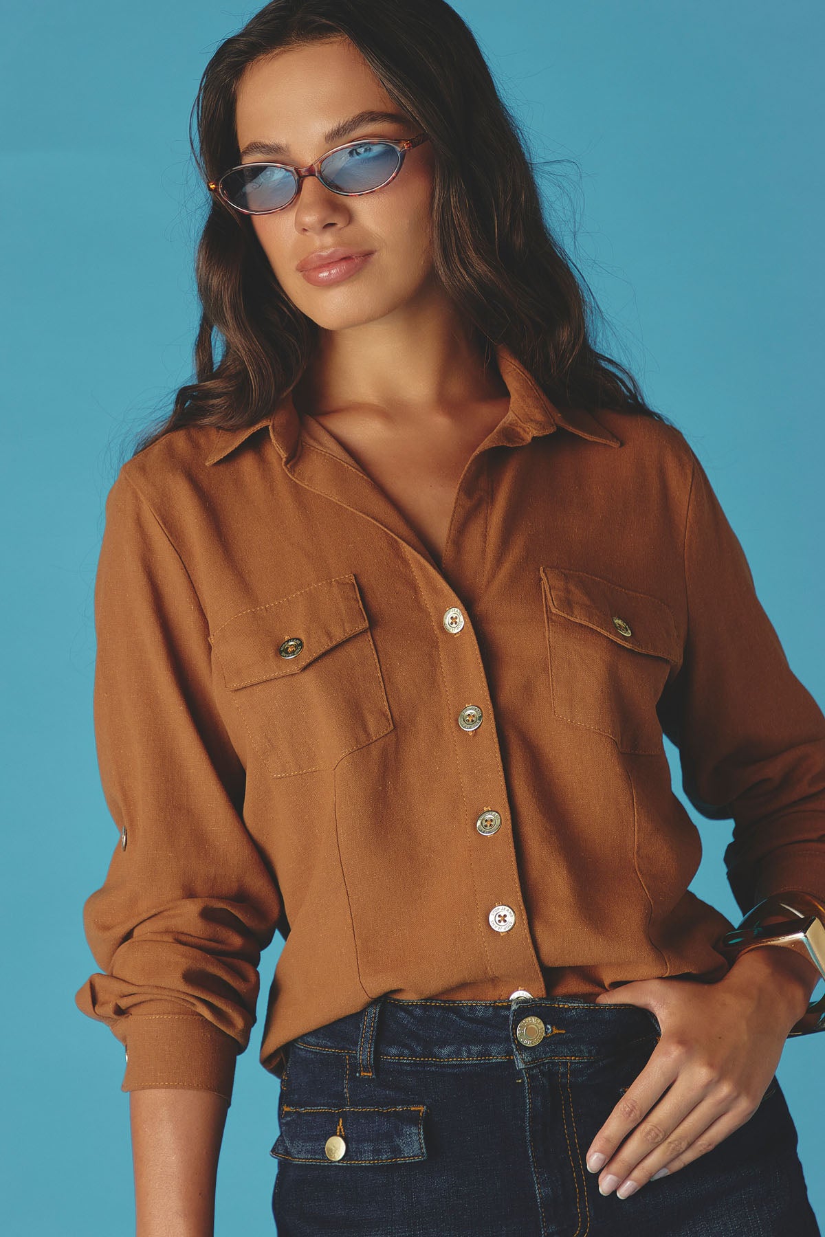 Camisa café medio con bolsillos en frente para mujer