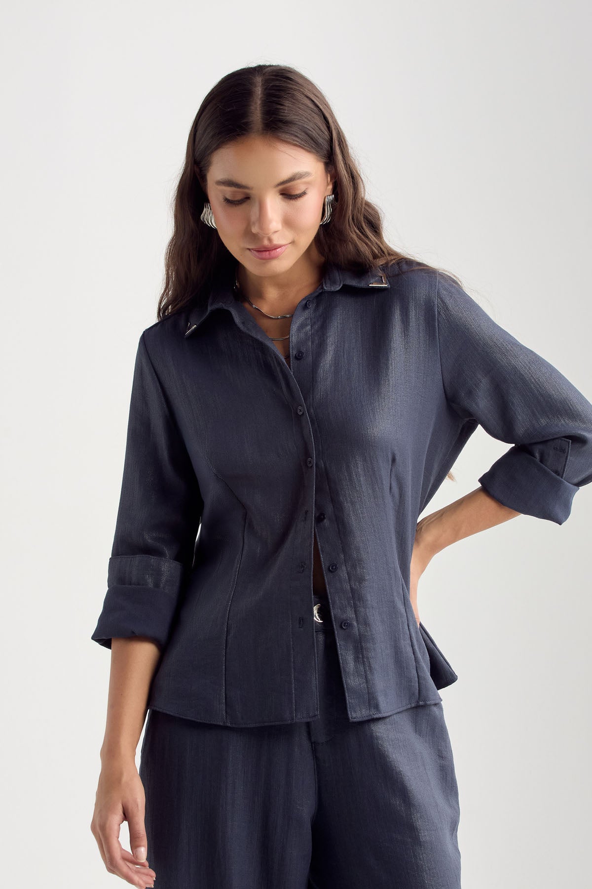 Camisa azul oscuro con detalle en cuello para mujer