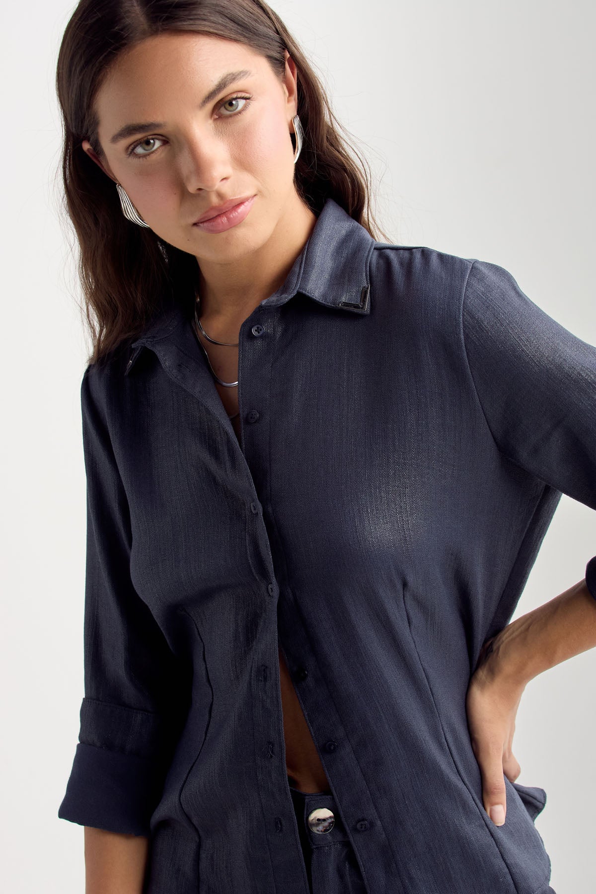 Camisa azul oscuro con detalle en cuello para mujer