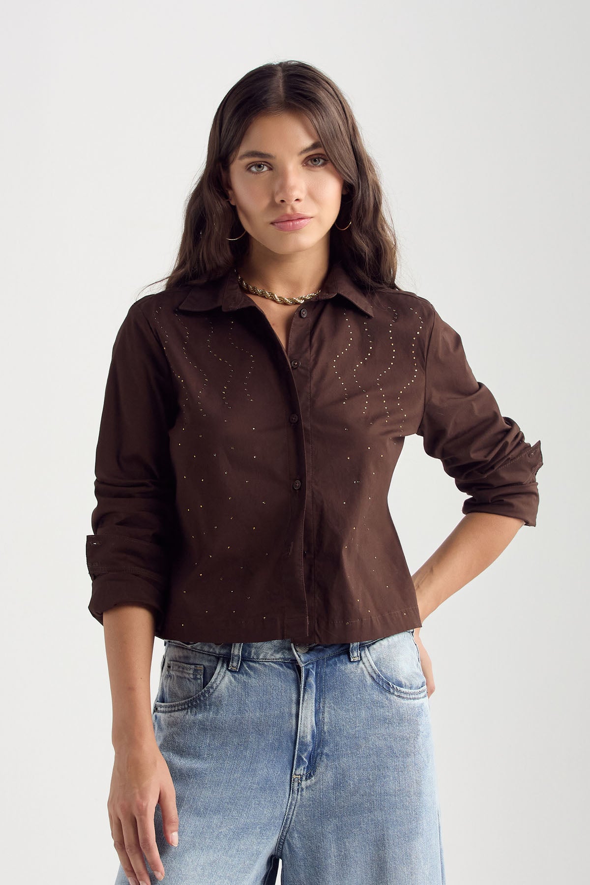 Camisa café oscuro con apliques en frente para mujer