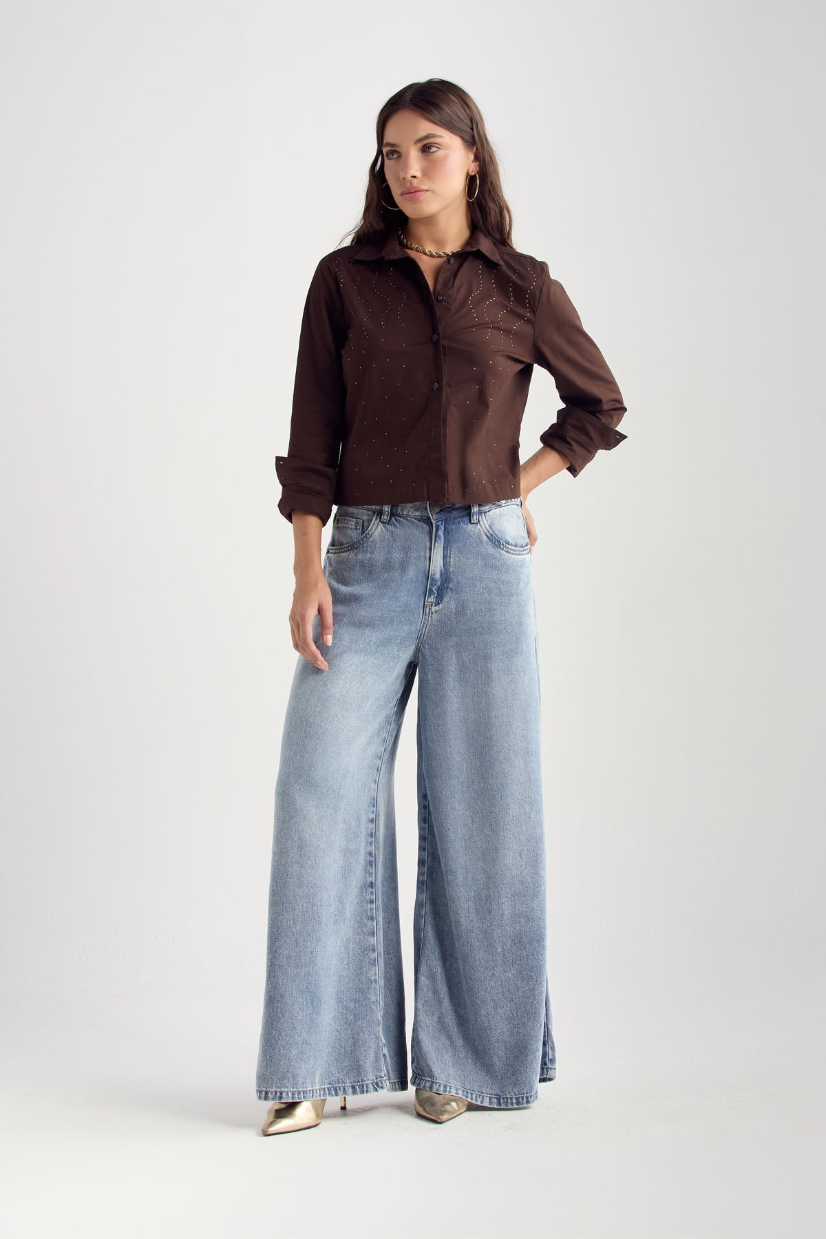 Camisa café oscuro con apliques en frente para mujer