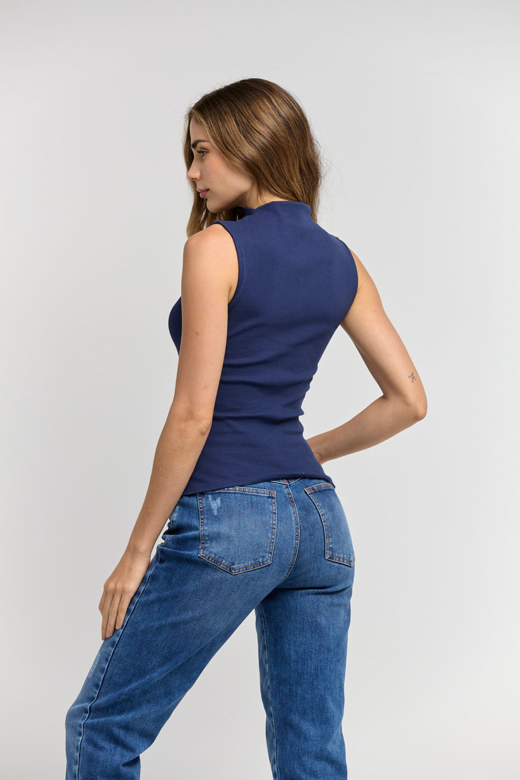 Camiseta azul navy cuello alto para mujeres