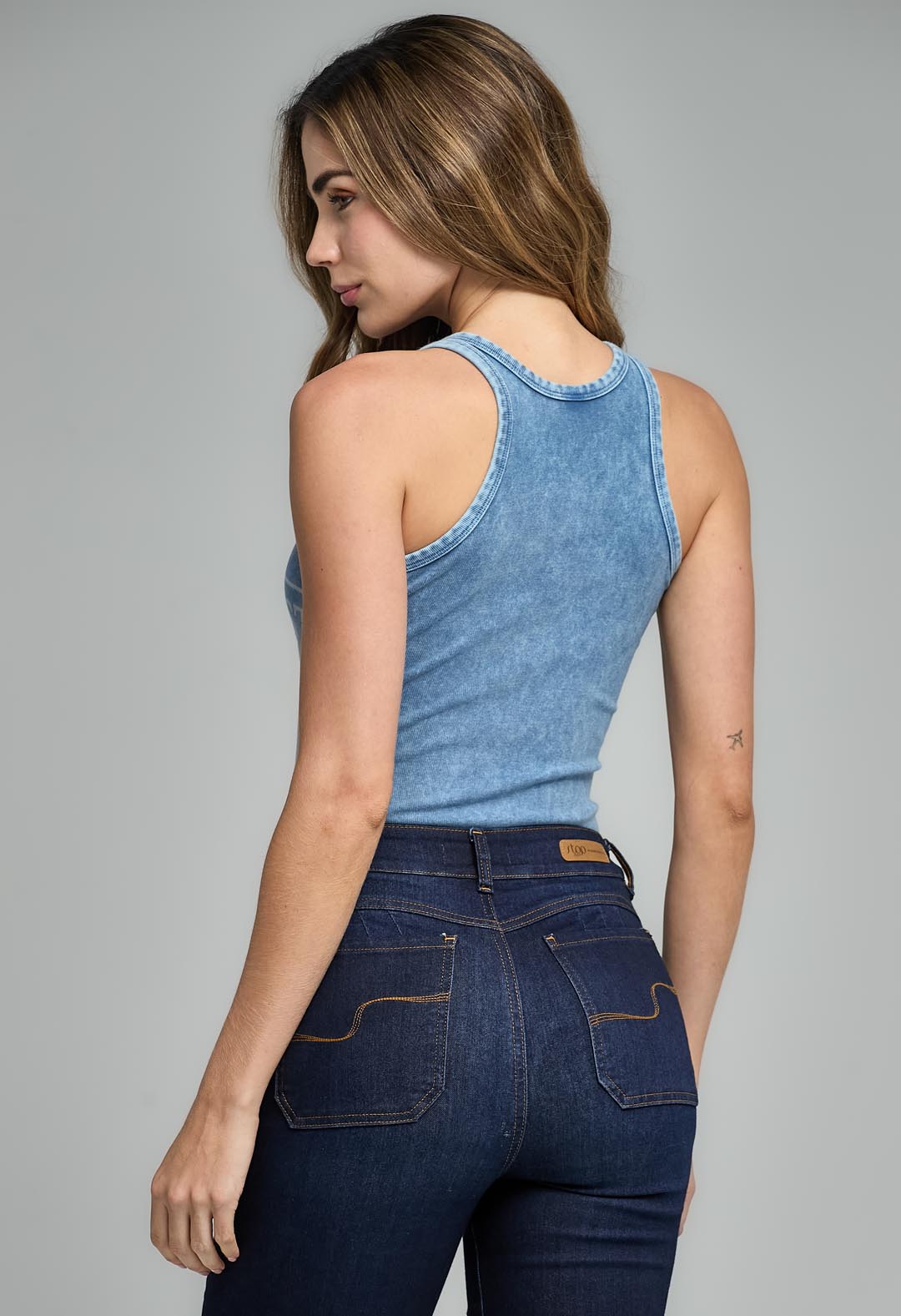 Camiseta en rib azul teñida para mujeres