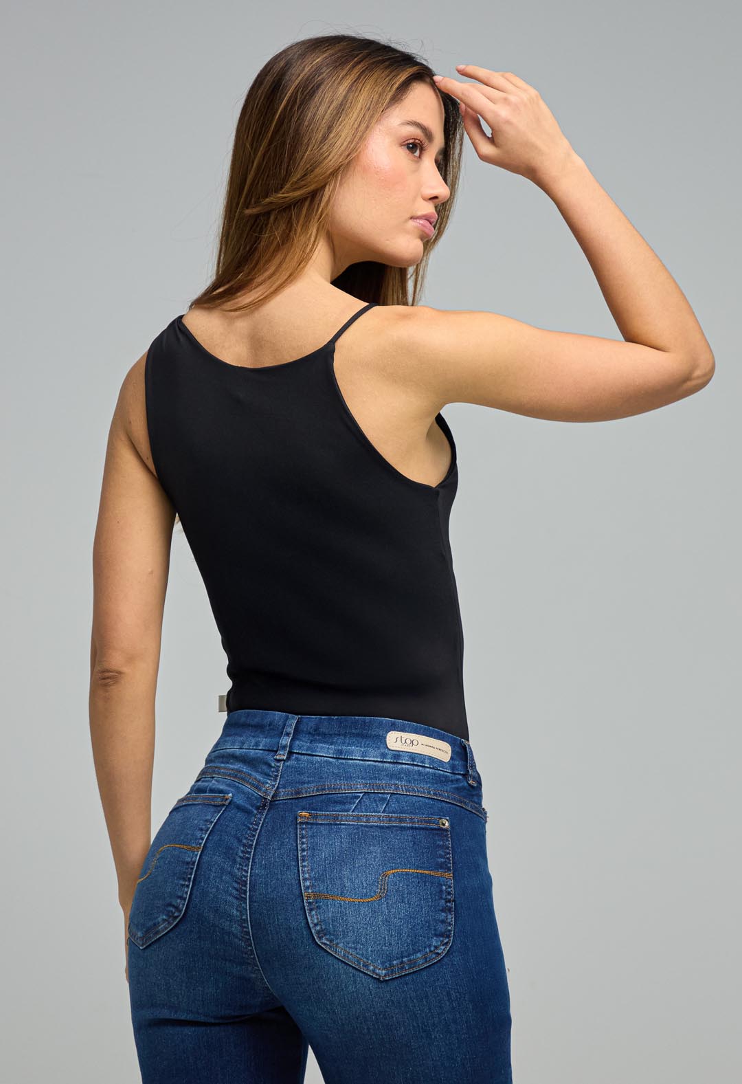 Camiseta negra con drapeado para mujeres