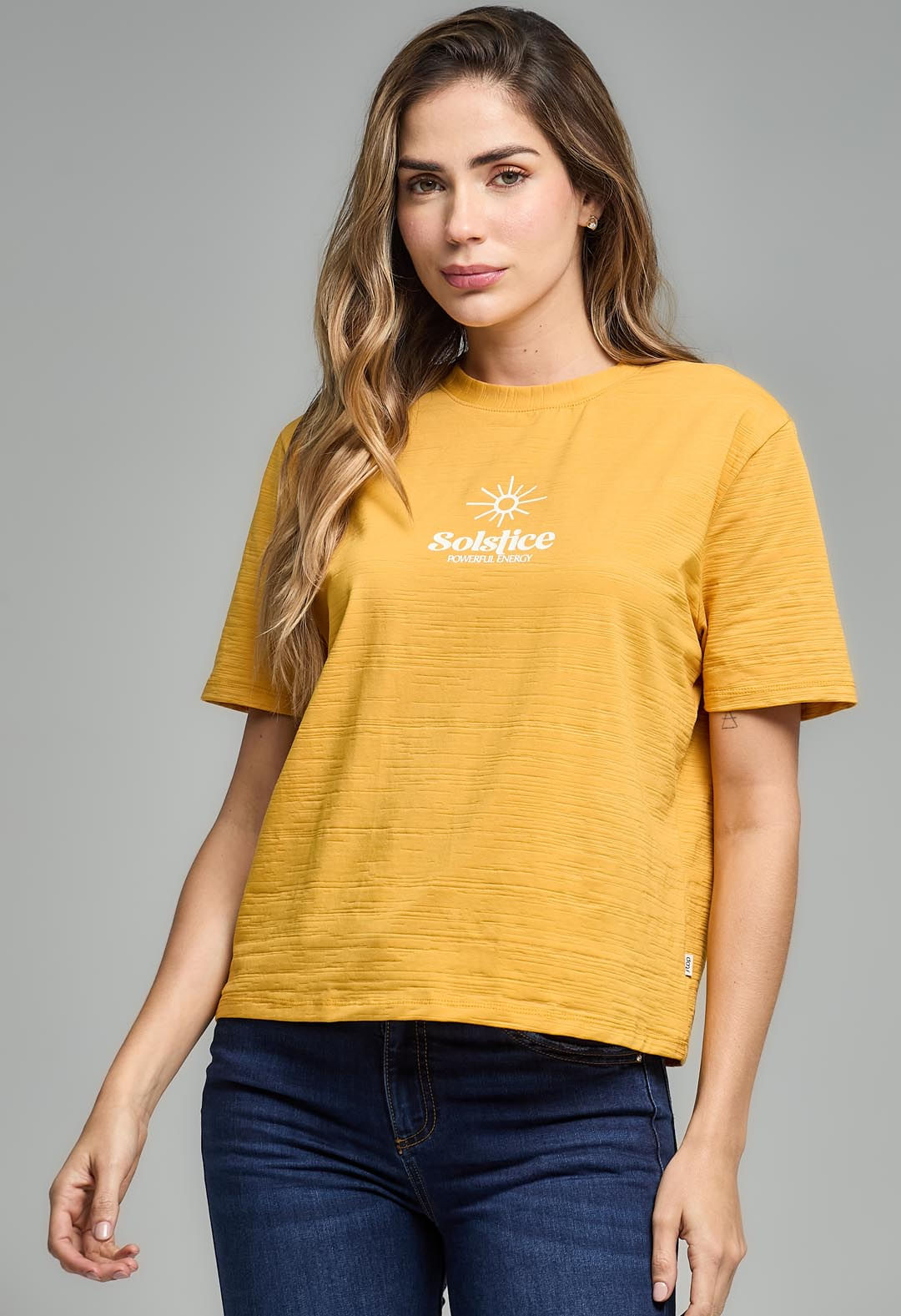 Camiseta mostaza con tela flame para mujeres