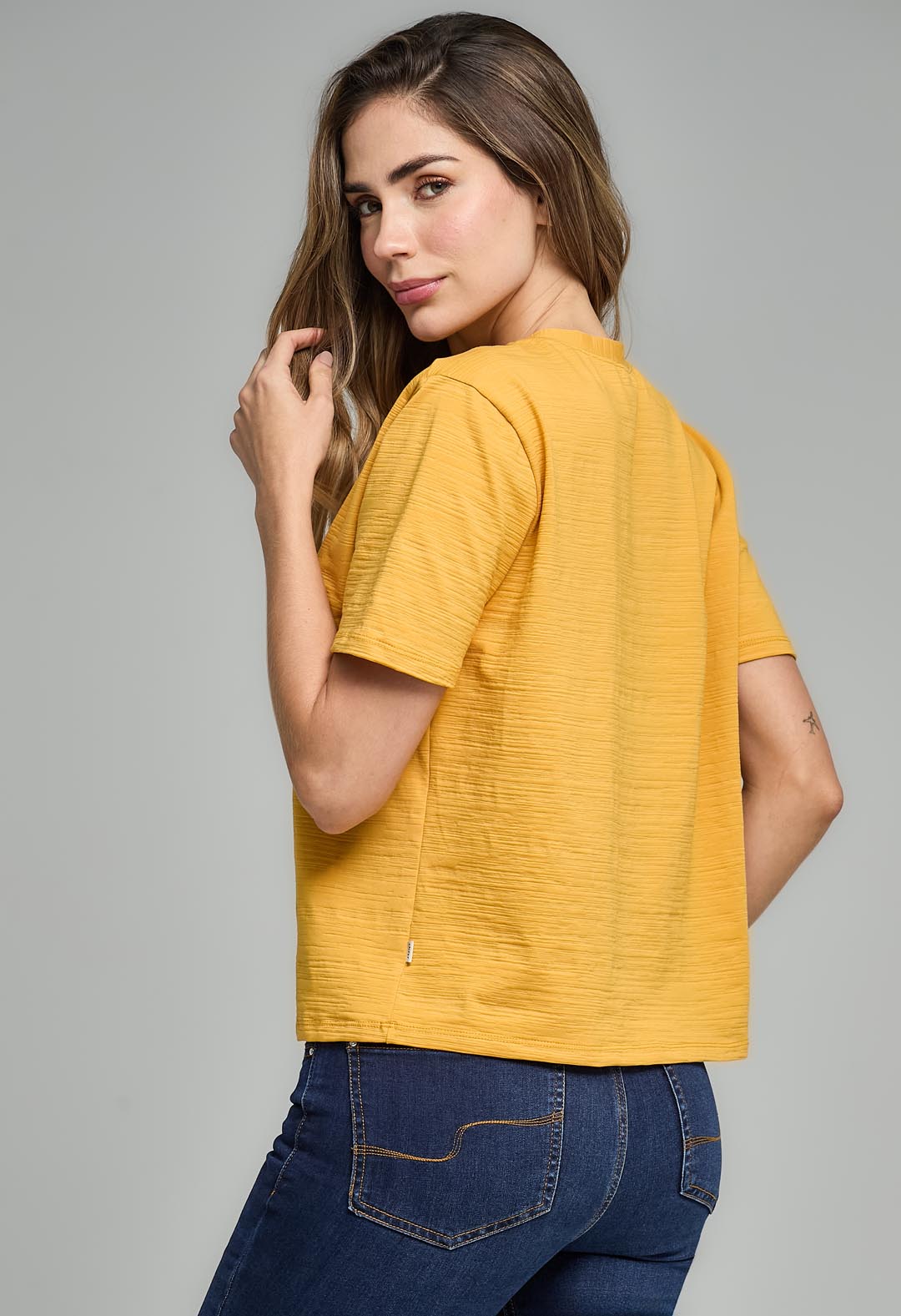 Camiseta mostaza con tela flame para mujeres