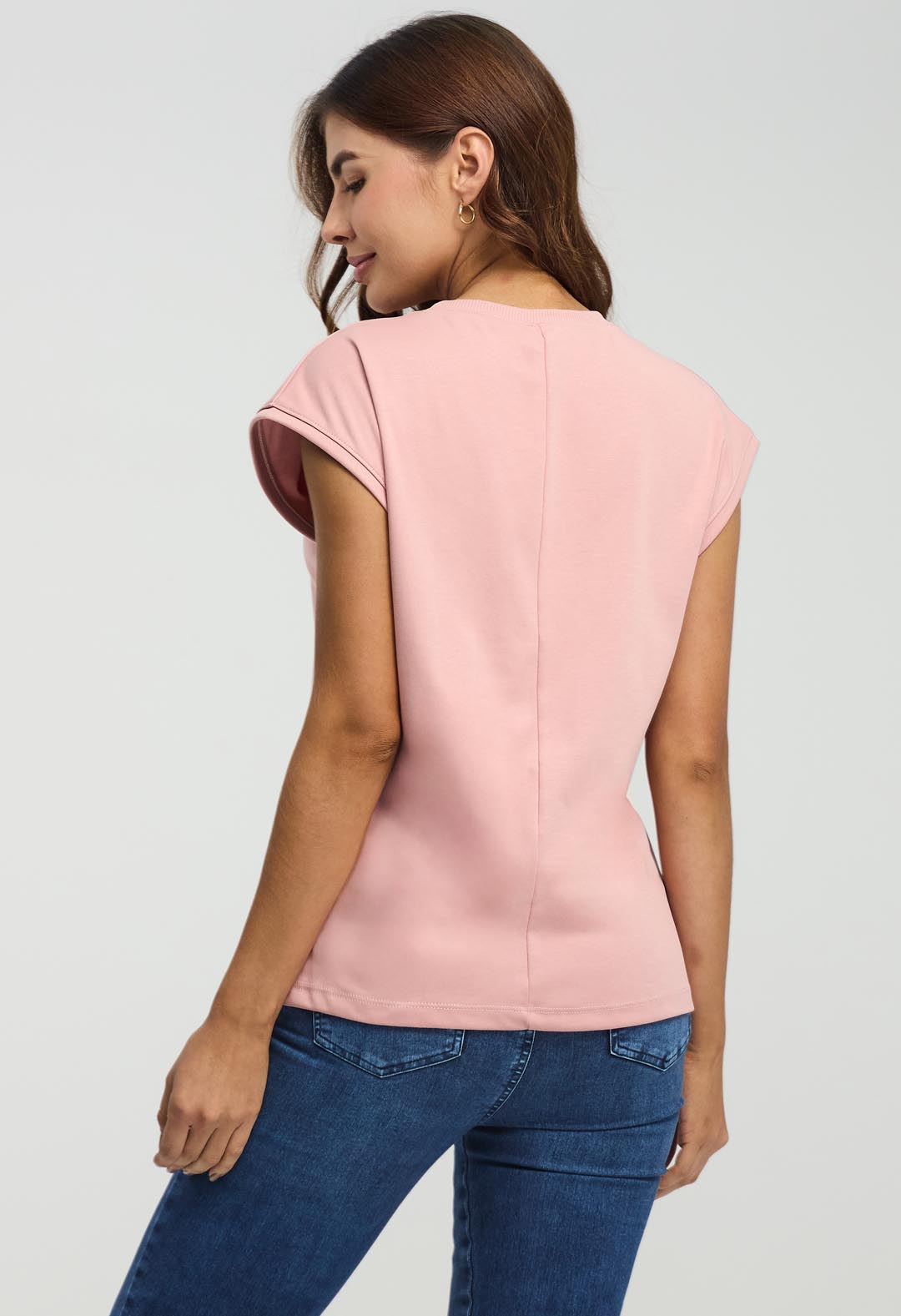 Camiseta rosa viejo manga rodada para mujeres