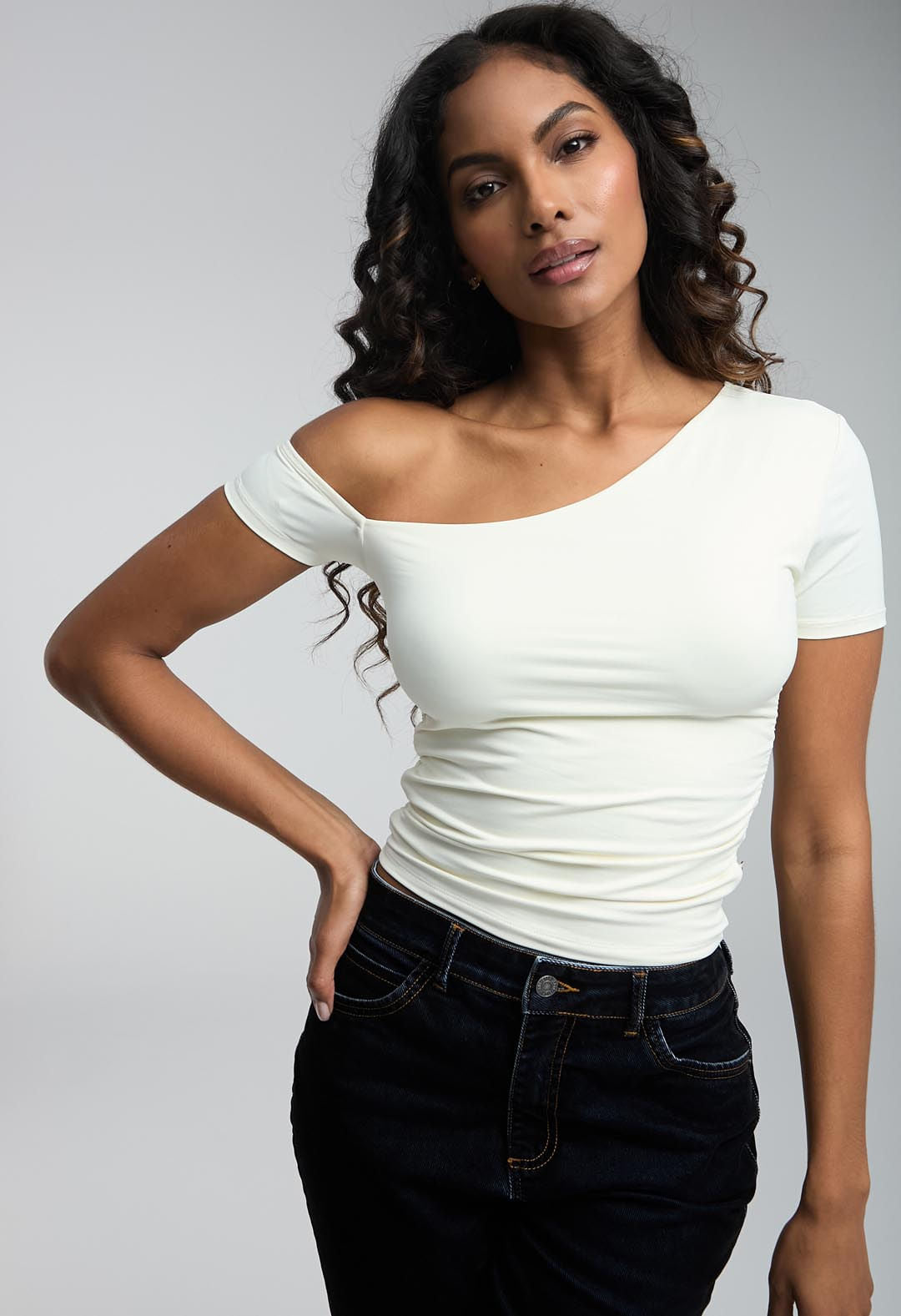 Camiseta marfil con hombro caído para mujeres