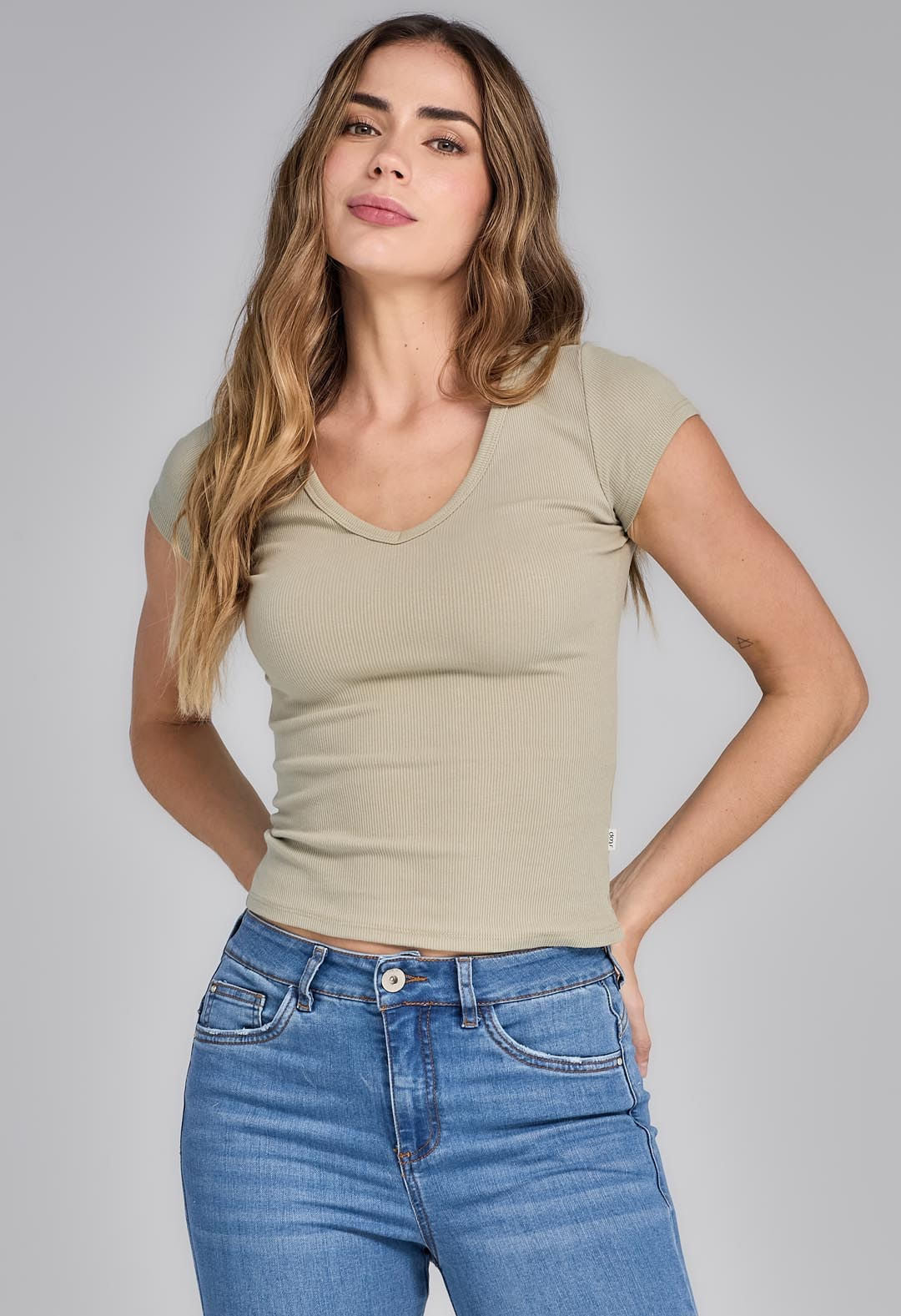 Camiseta verde escote en V para mujeres