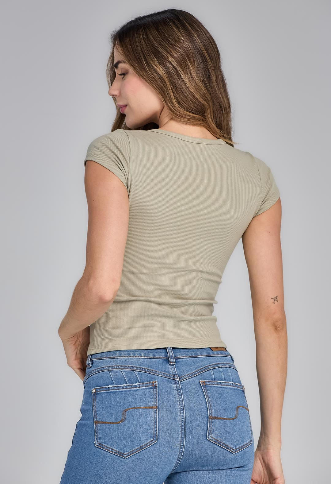 Camiseta verde escote en V para mujeres