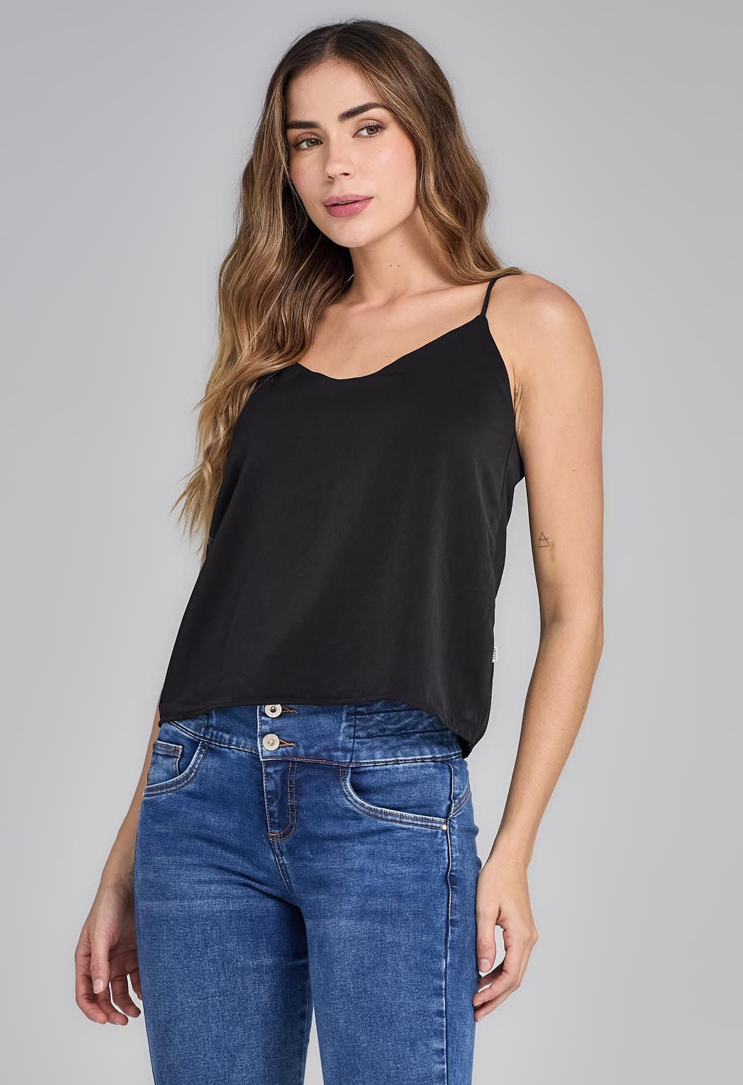 Blusa negra básica para mujeres