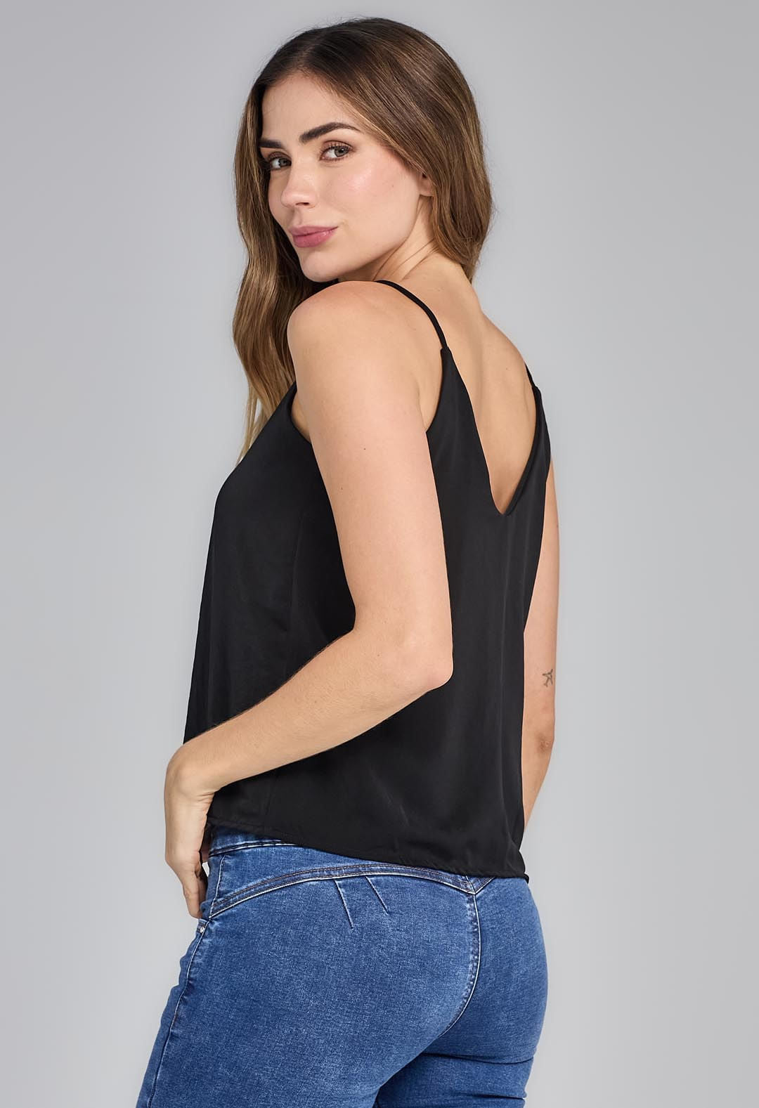 Blusa negra básica para mujeres