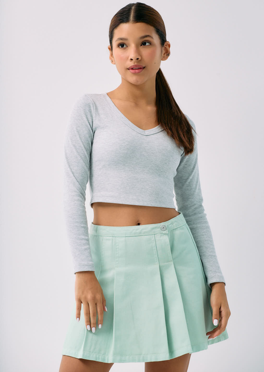 Camiseta gris con escote en V para jóvenes