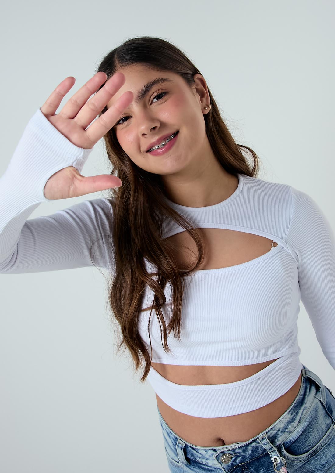 Camiseta blanca con abertura para jóvenes