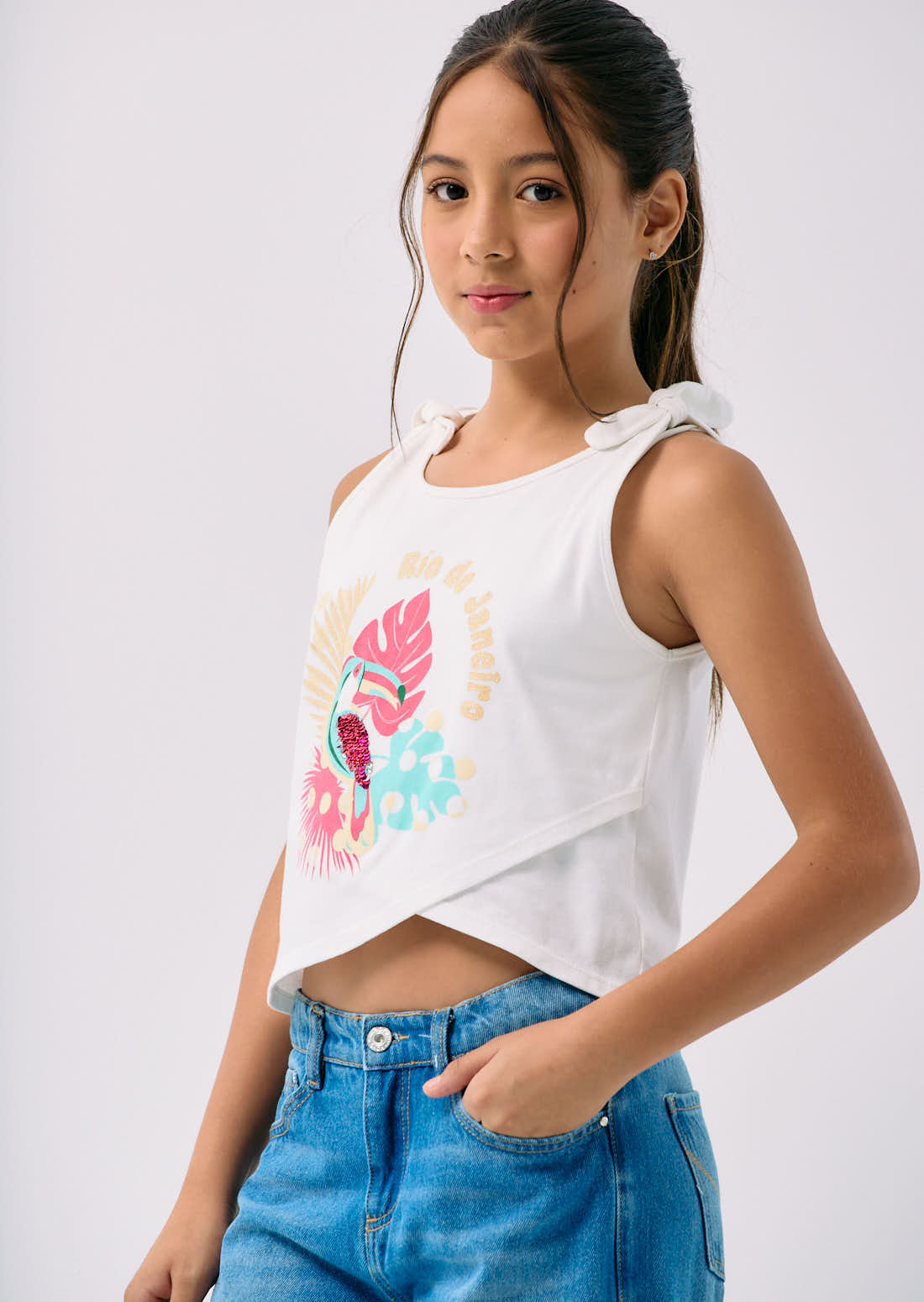 Camiseta marfil con nudos en hombros para niñas