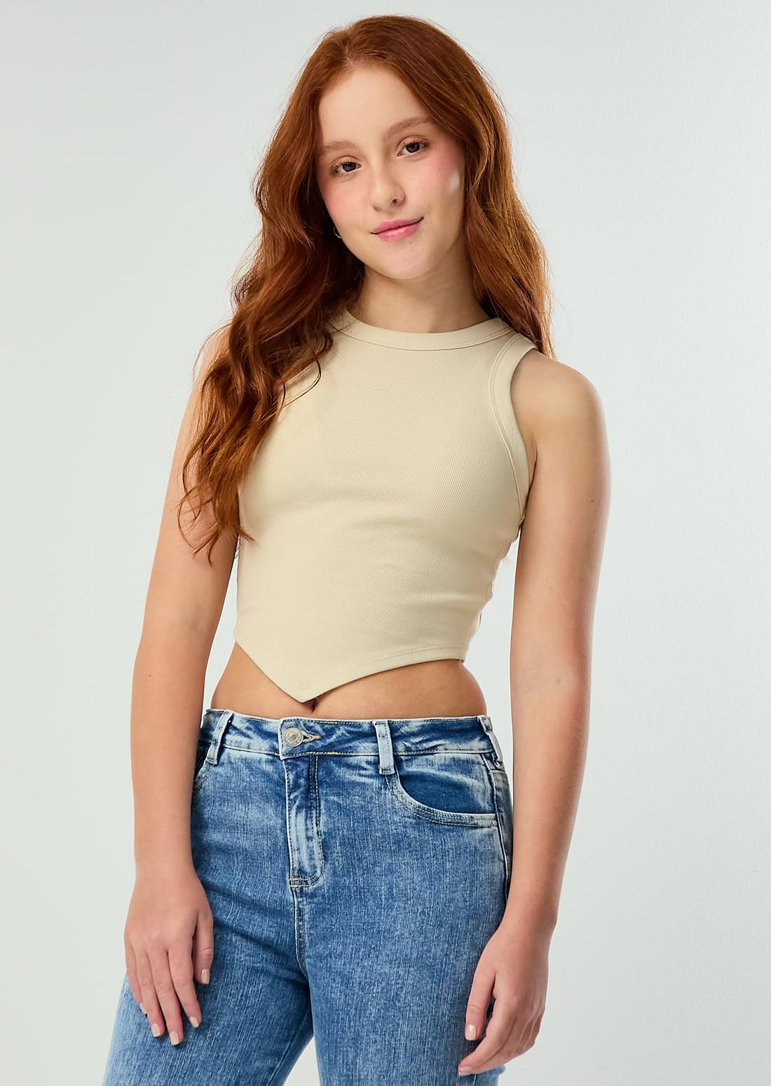 Camiseta arena con abertura en espalda para jóvenes