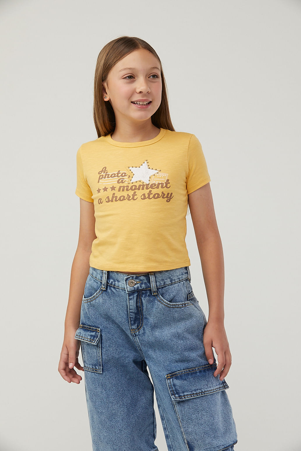 Camiseta crop mostaza estampada para niñas