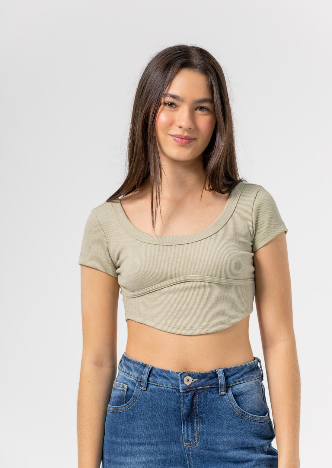 Camiseta pistacho con sesgo en frente para adolescentes