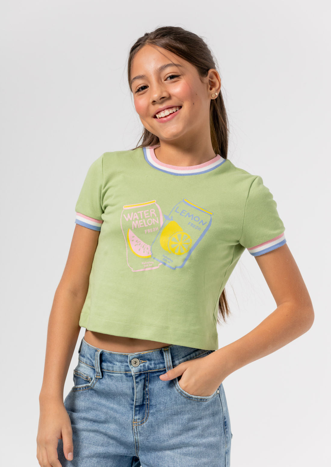 Camiseta verde manzana con rectilíneos en cuello para niñas